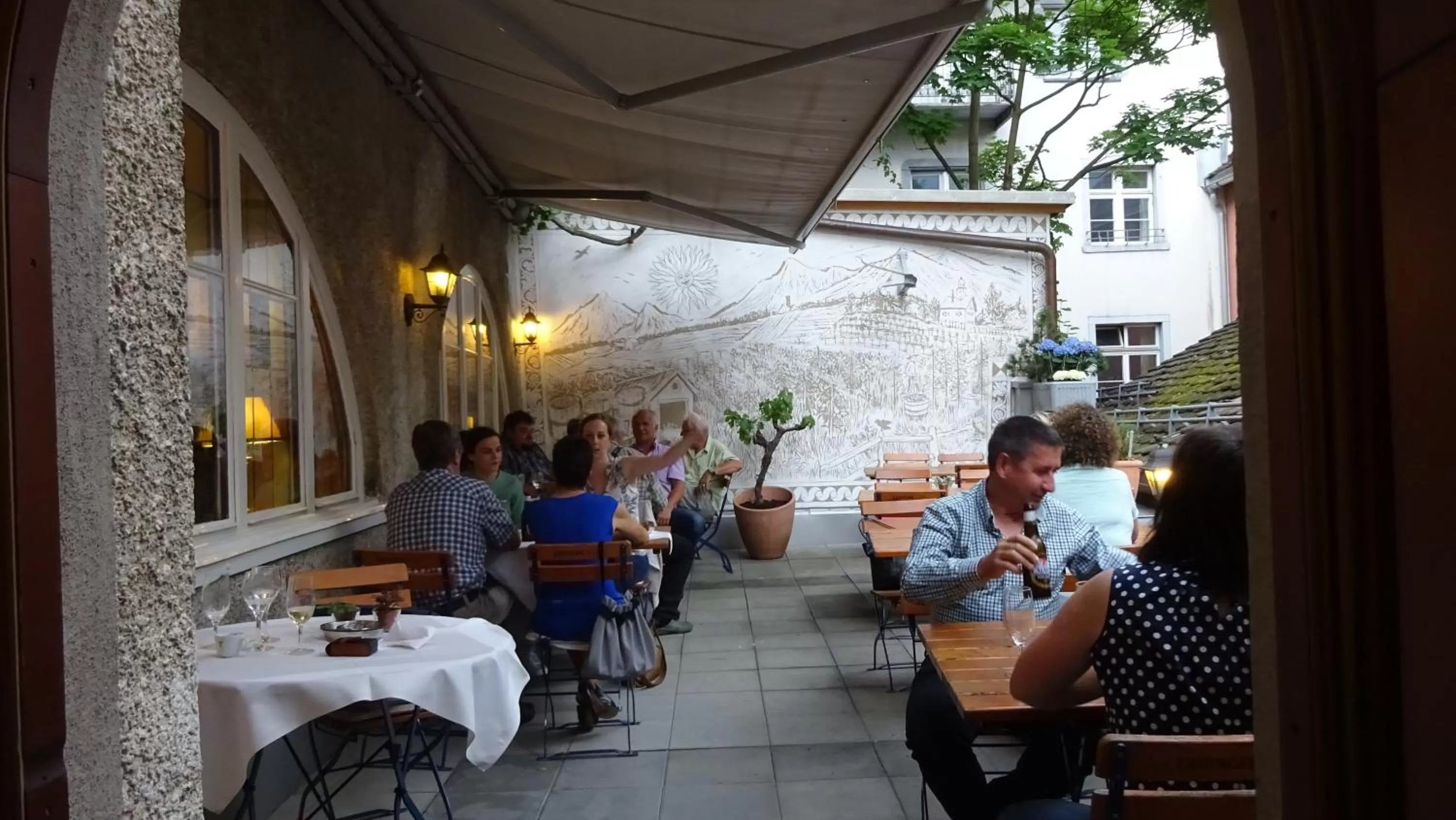 Patio, Restaurant/Places to Eat in Zunfthaus zur Rebleuten