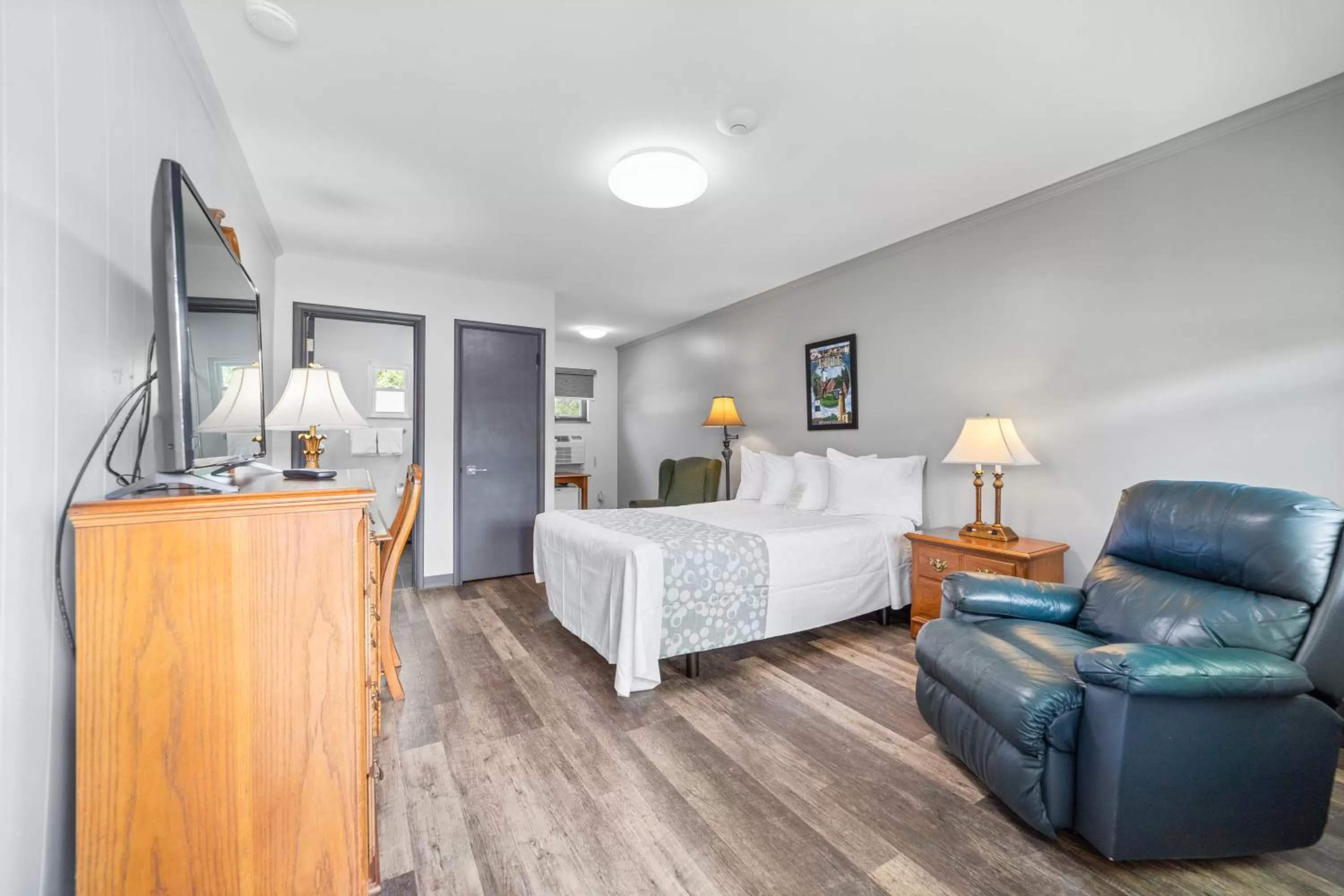 Photo of the whole room, Bed in Glass House Inn Erie Near I-90 & I-79