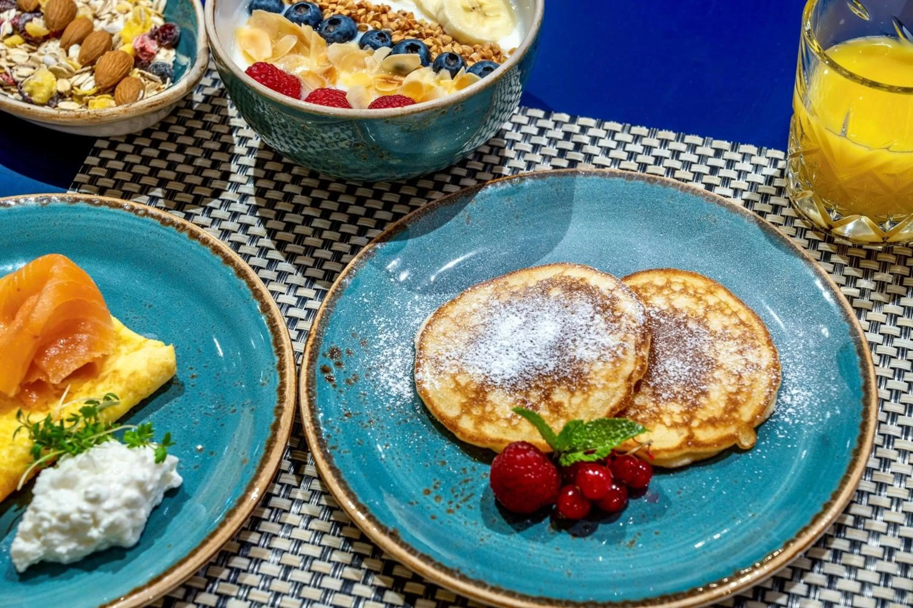 Restaurant/places to eat in voco Dusseldorf Seestern by IHG