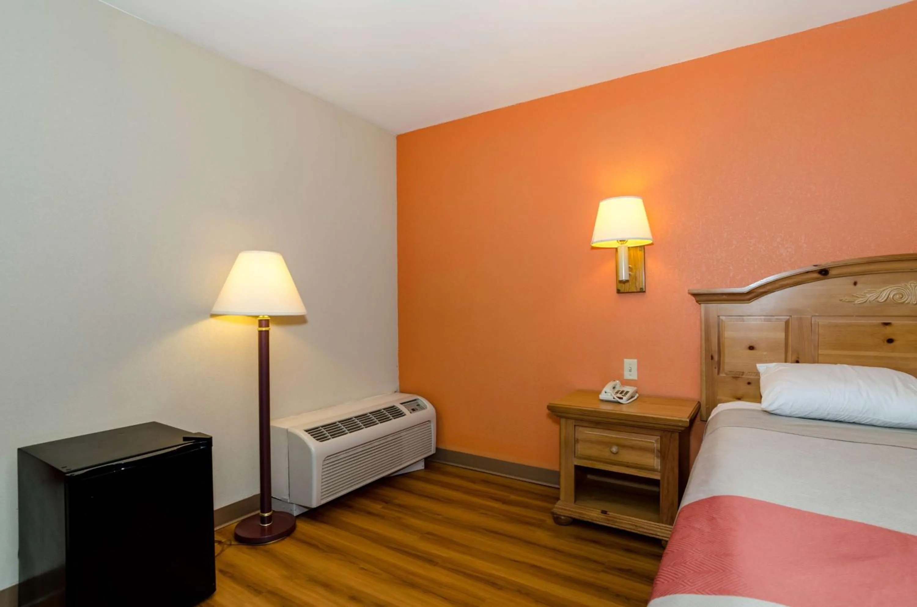 Photo of the whole room, Bed in Motel 6-Newark, DE