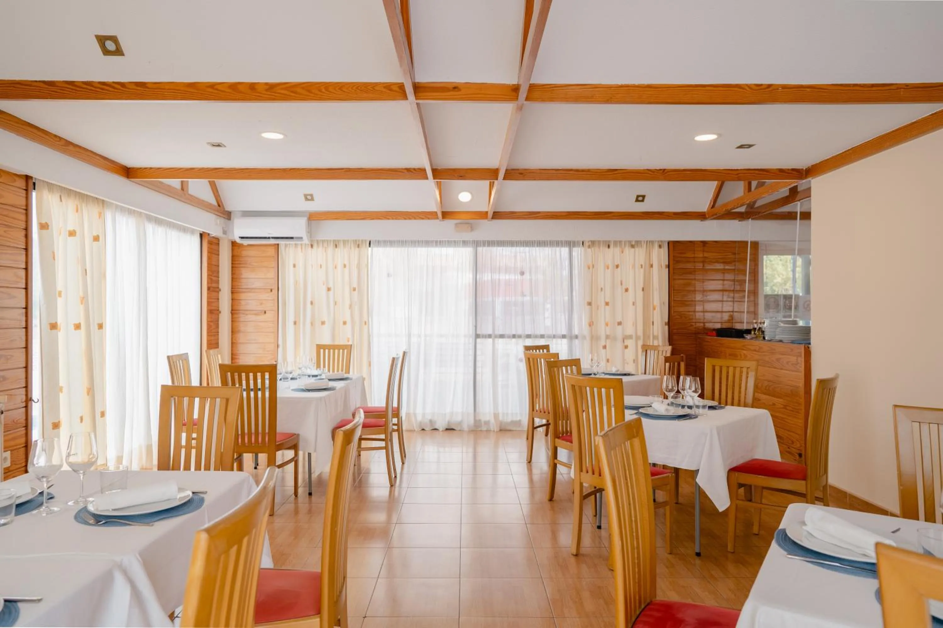 Restaurant/places to eat in Luxmar Apartaments