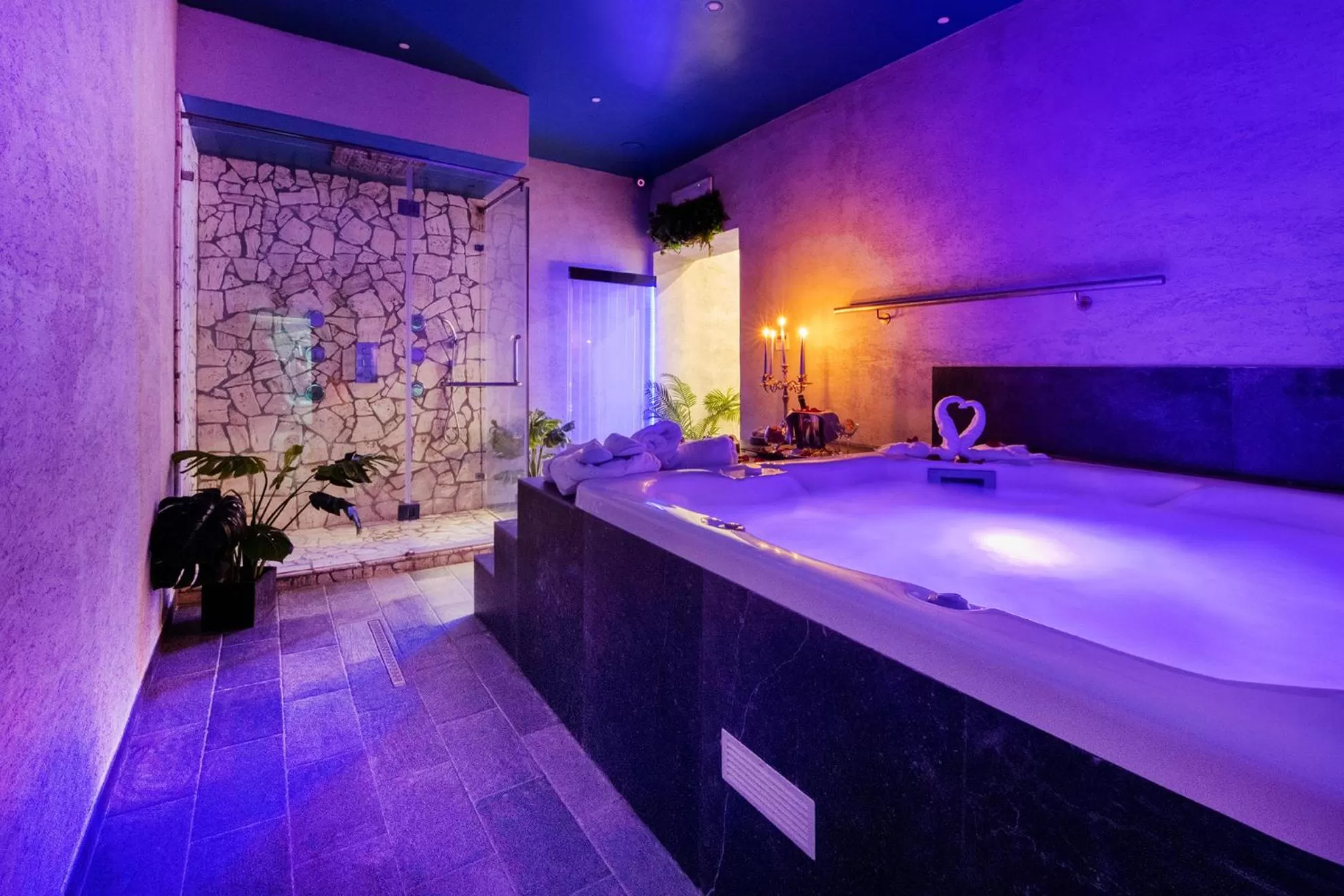 Hot Tub in Hotel 87 eighty-seven - Maison d'Art Collection