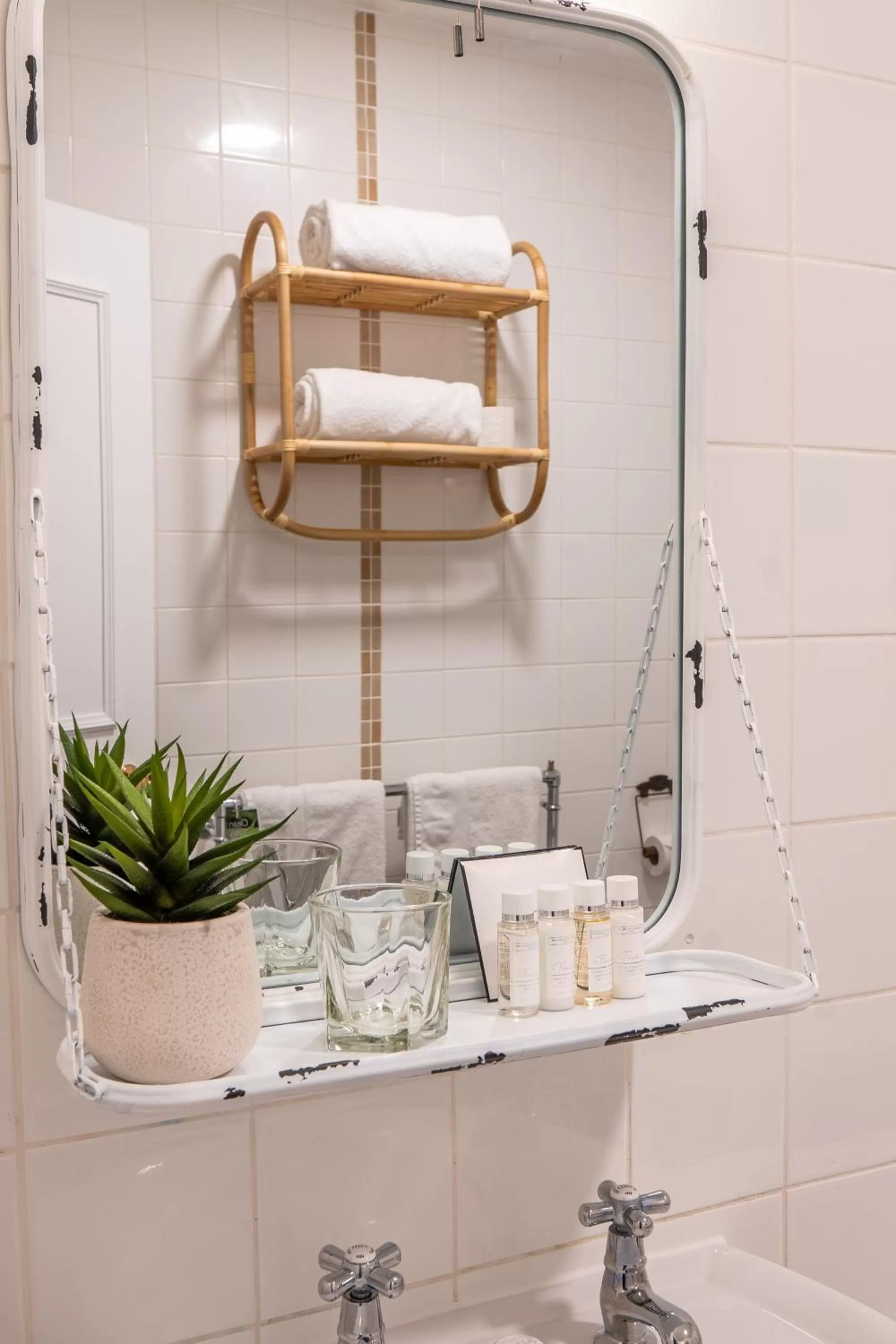 Bathroom in Hartford Hall on School Lane