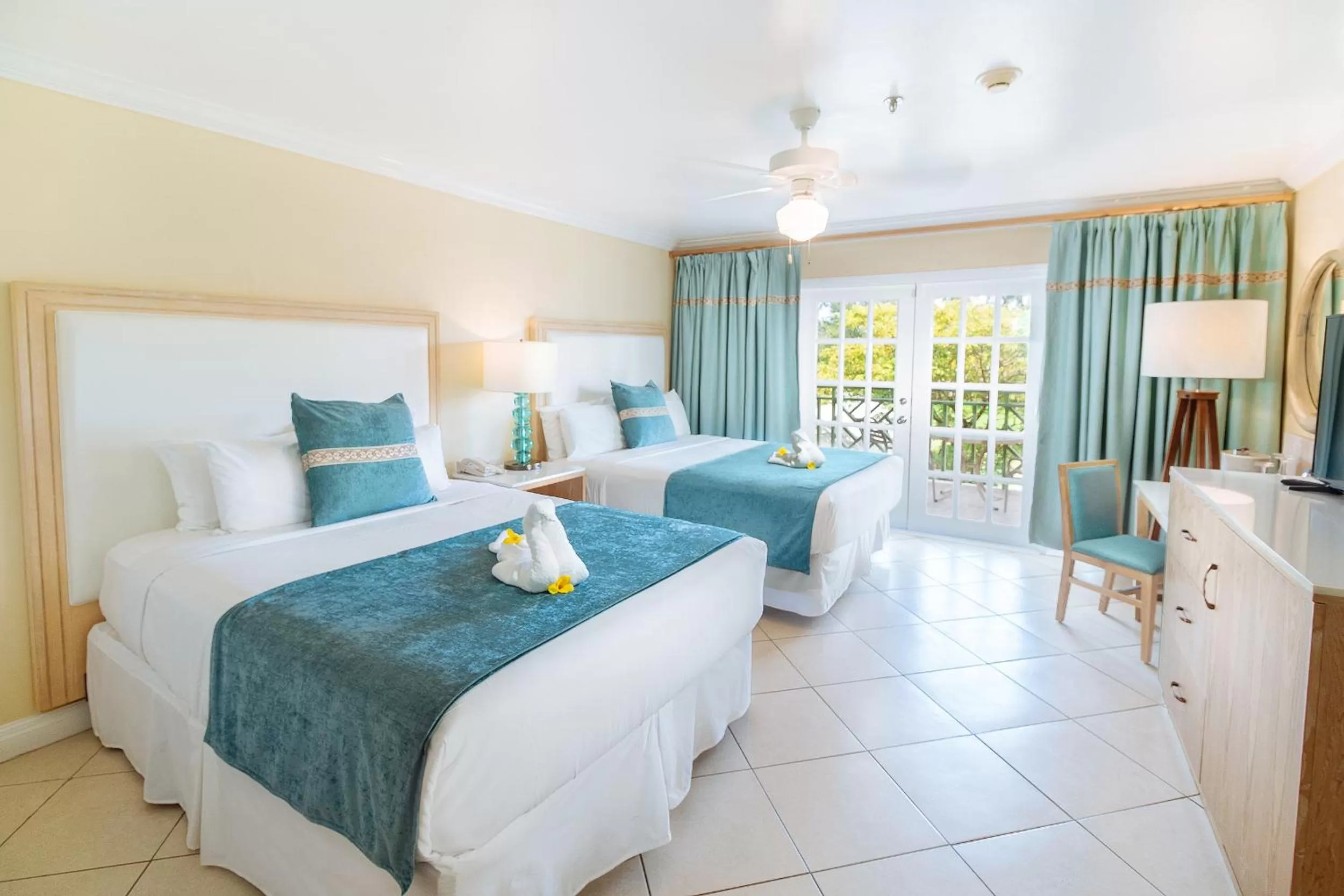 Photo of the whole room, Bed in Bay Gardens Beach Resort & Spa