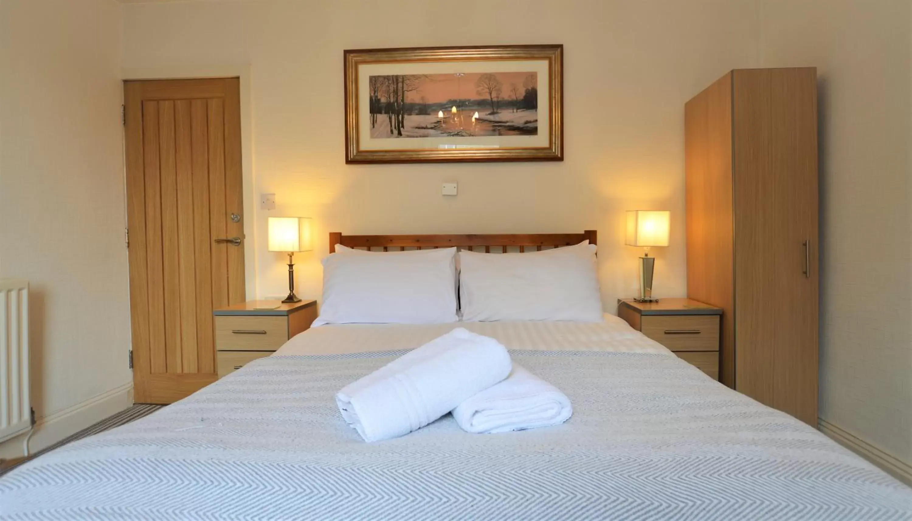 Large Double Room in All Seasons Guest House Large Double Room in All Seasons Guest House