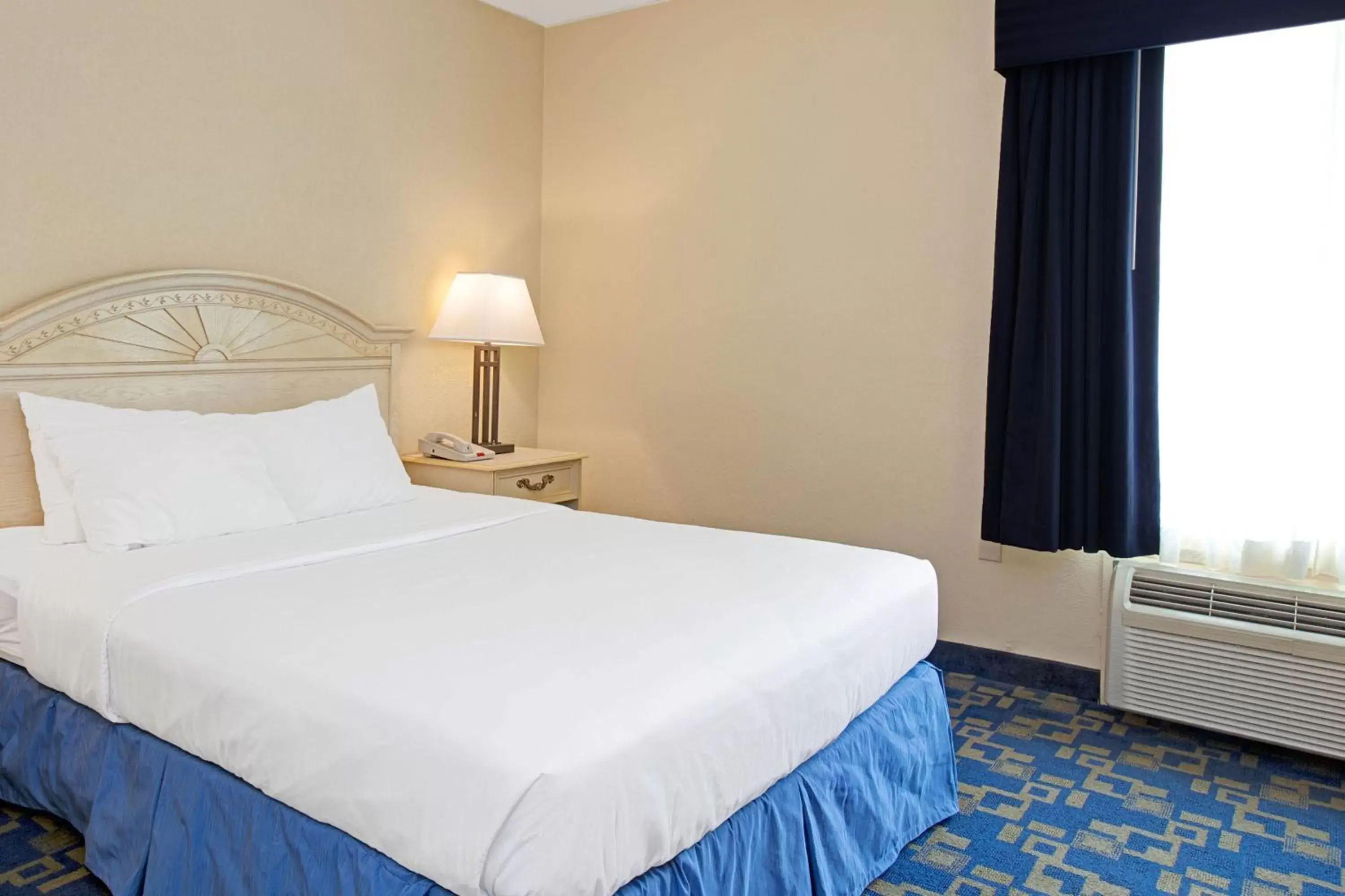 Queen Room - Smoking in Windsor Hotel Queen Room - Smoking in Windsor Hotel