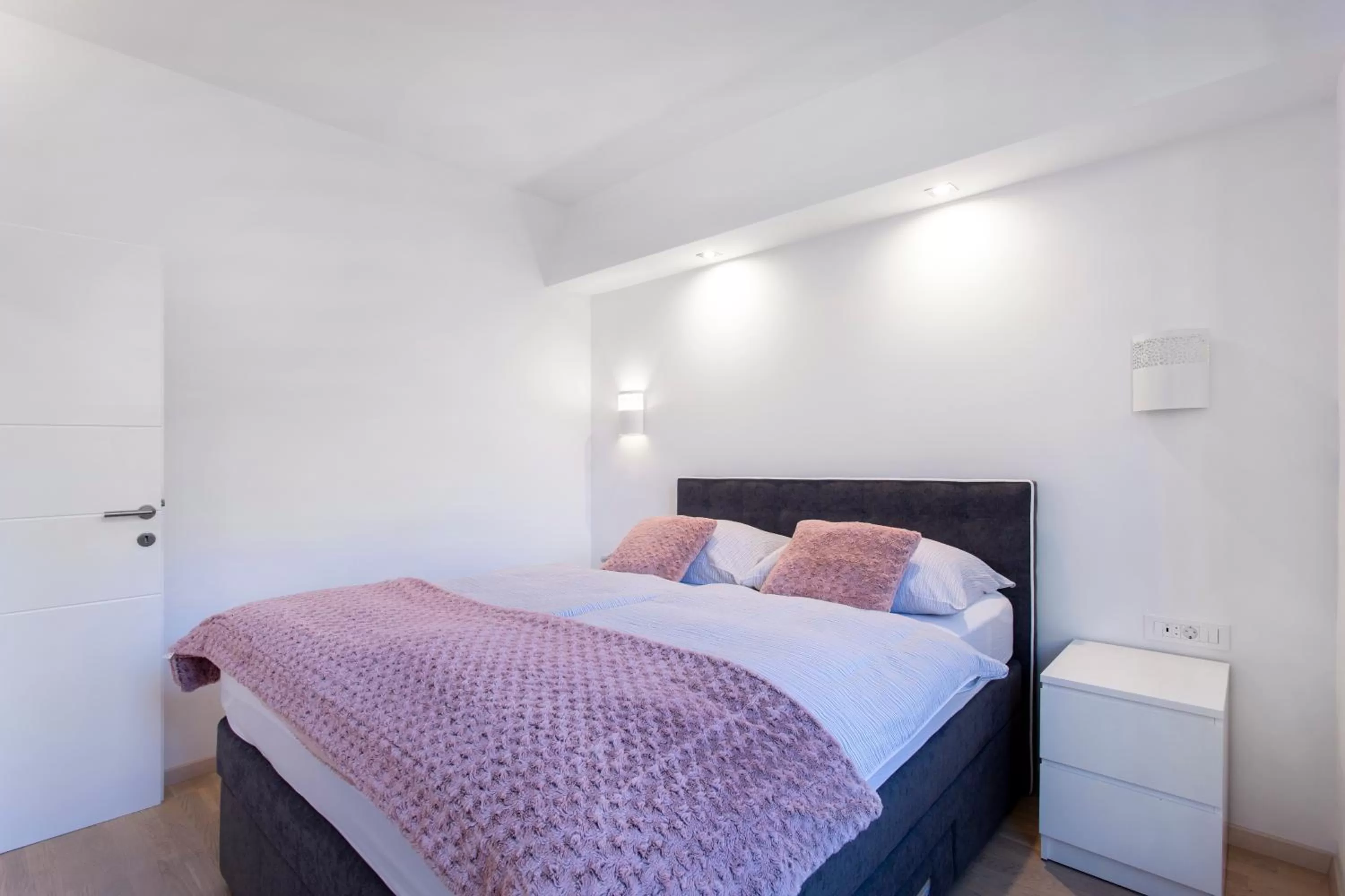 Bedroom, Bed in Urban Style Apartments by Loft