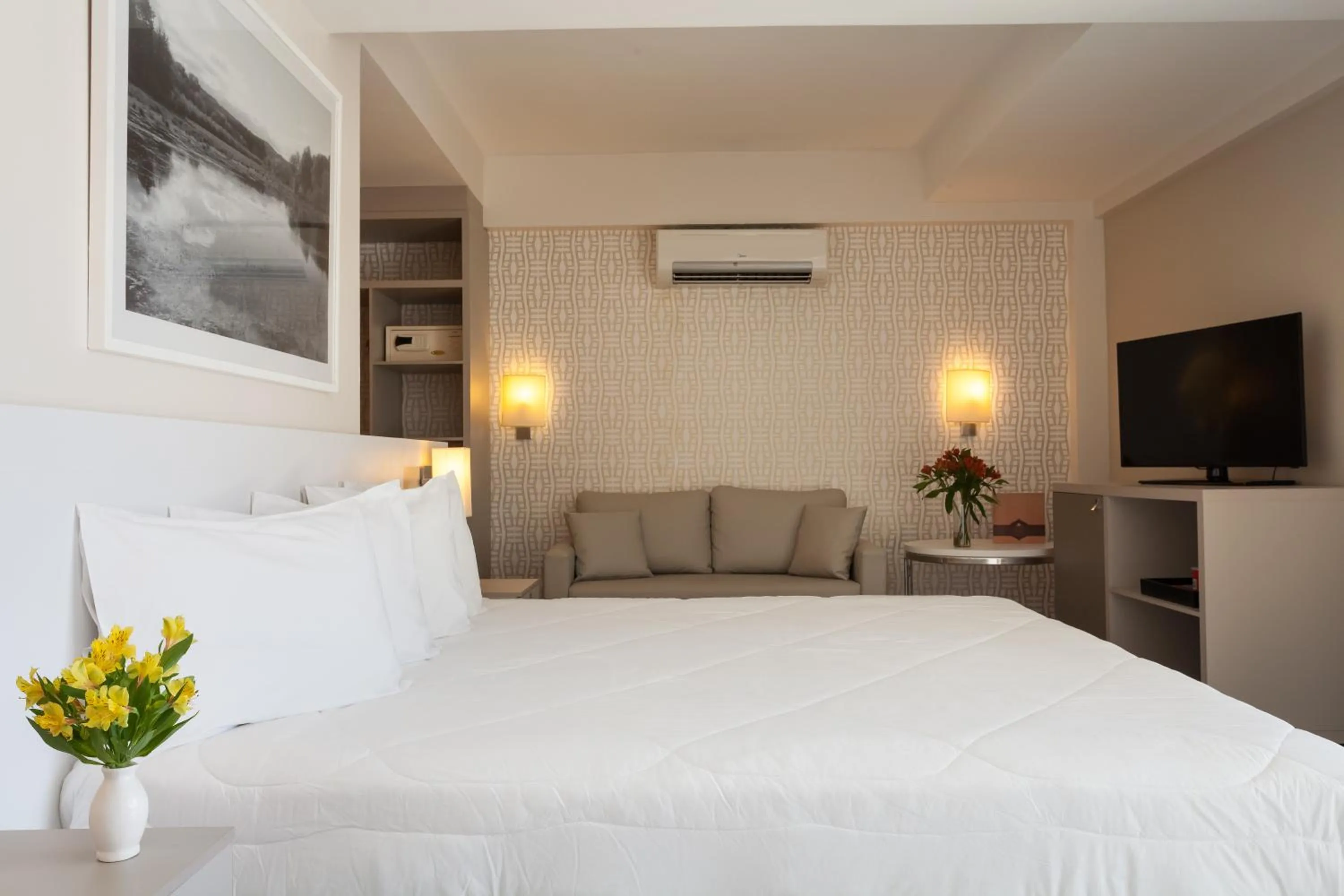 Photo of the whole room, Bed in eSuites Spa Lagoa Santa