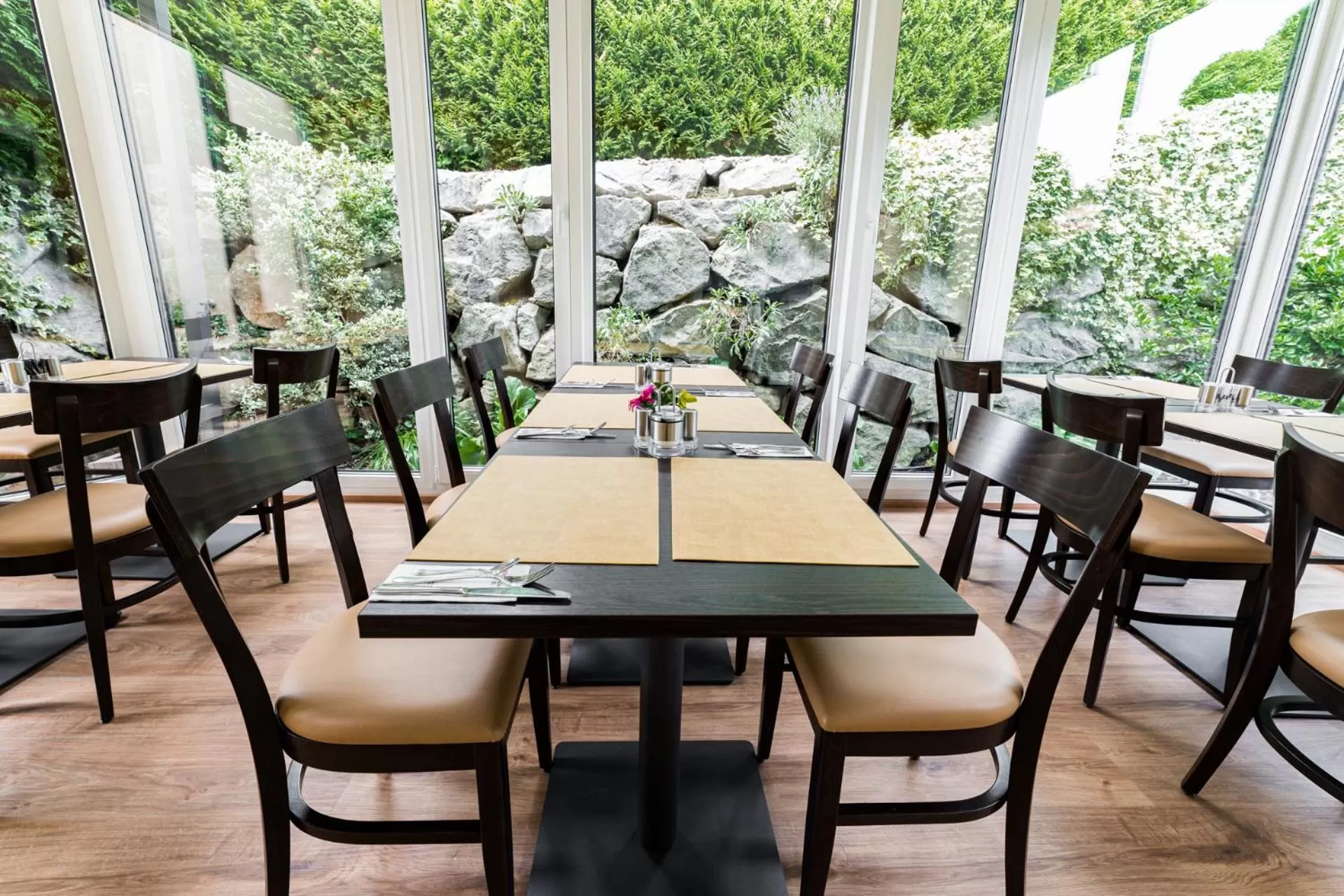 Restaurant/places to eat in Hotel Classic