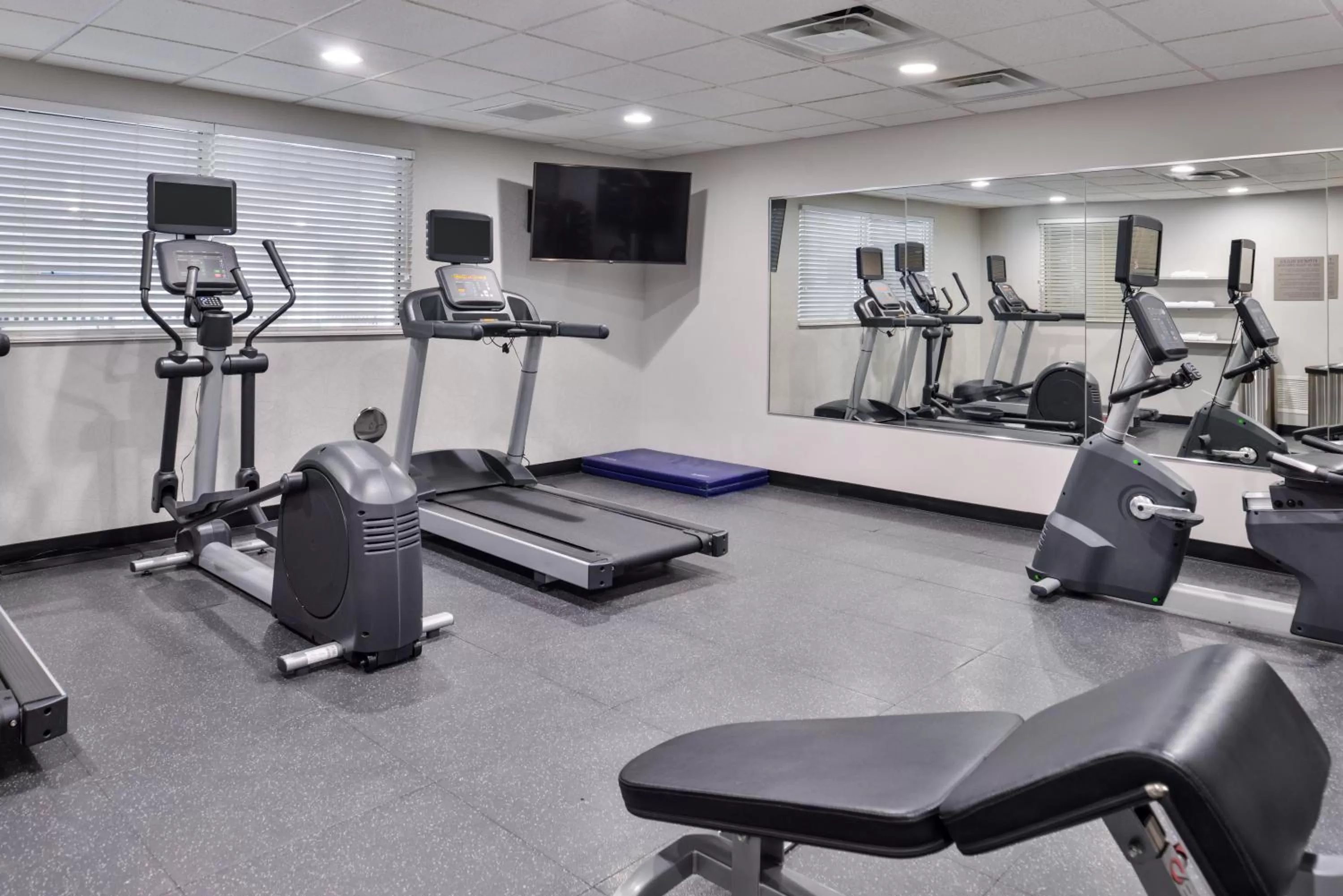 Fitness centre/facilities in Country Inn & Suites by Radisson, Tinley Park, IL