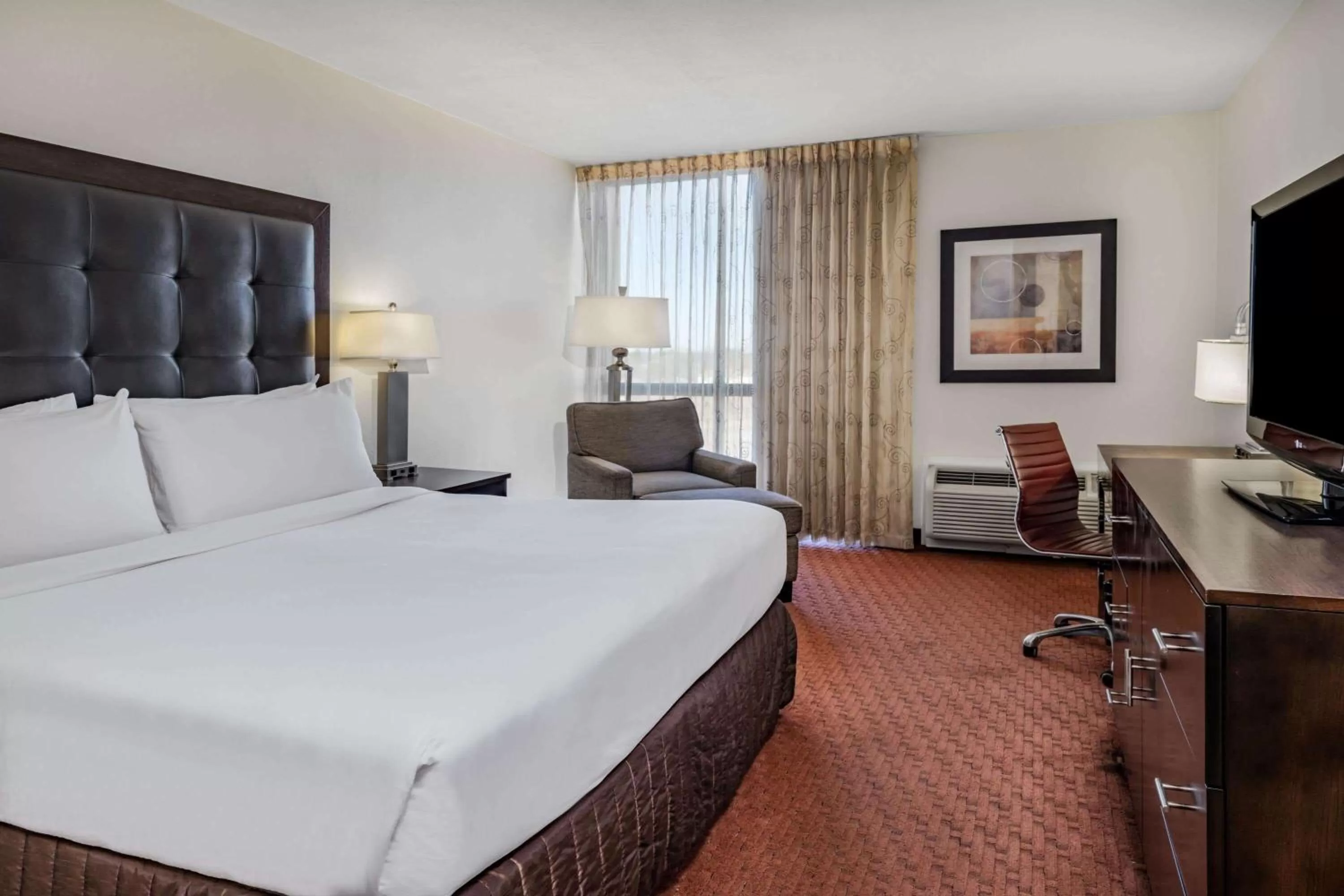 1 King Bed, Mobility Accessible Room, Bathtub w/ Grab Bars, Non-Smoking in Wyndham Sacramento