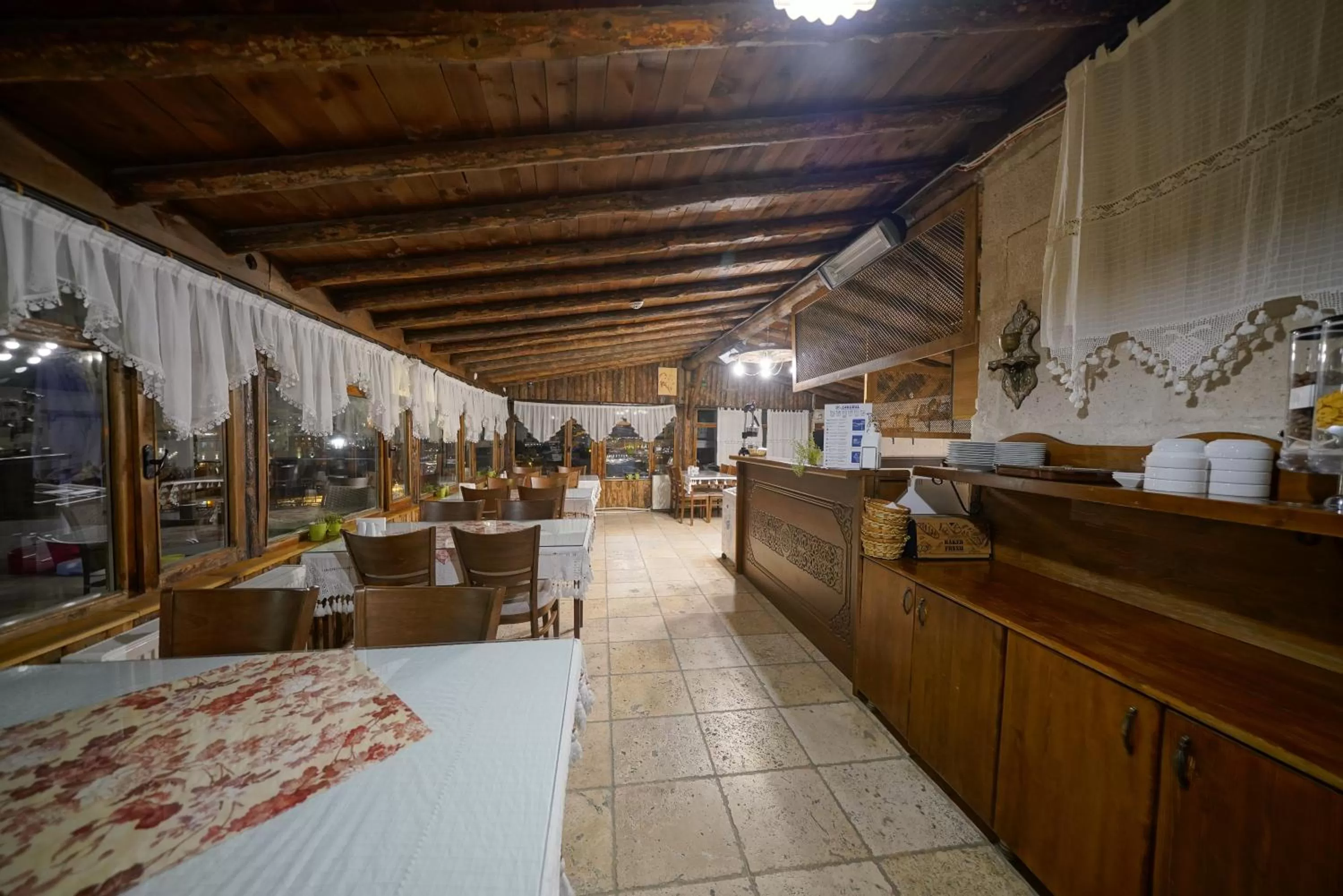 Restaurant/places to eat in Arch Palace