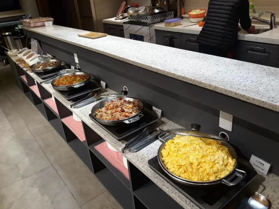 Restaurant/places to eat in Air Sky Hotel