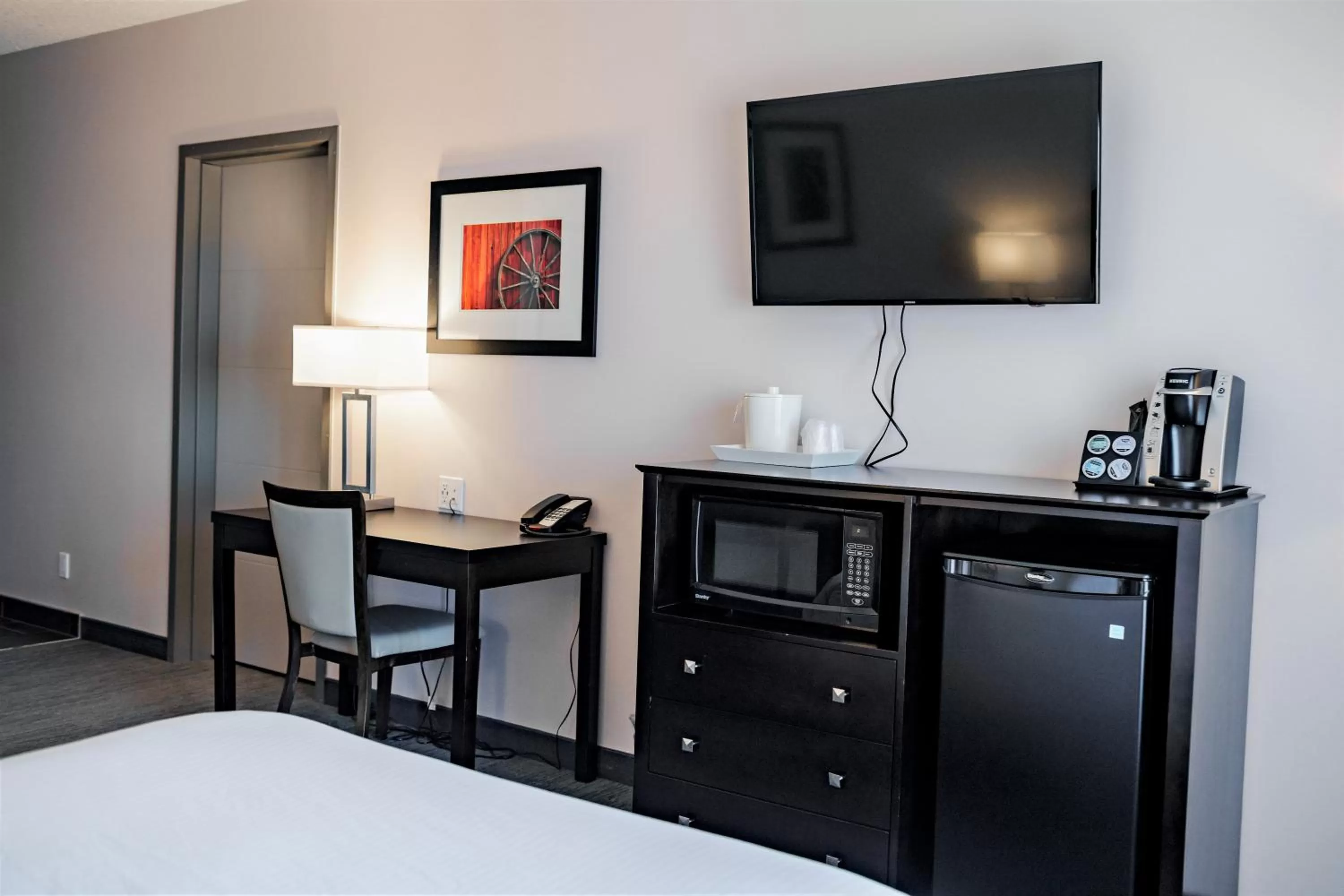 Photo of the whole room, Bed in Park Inn by Radisson Edmonton Airport