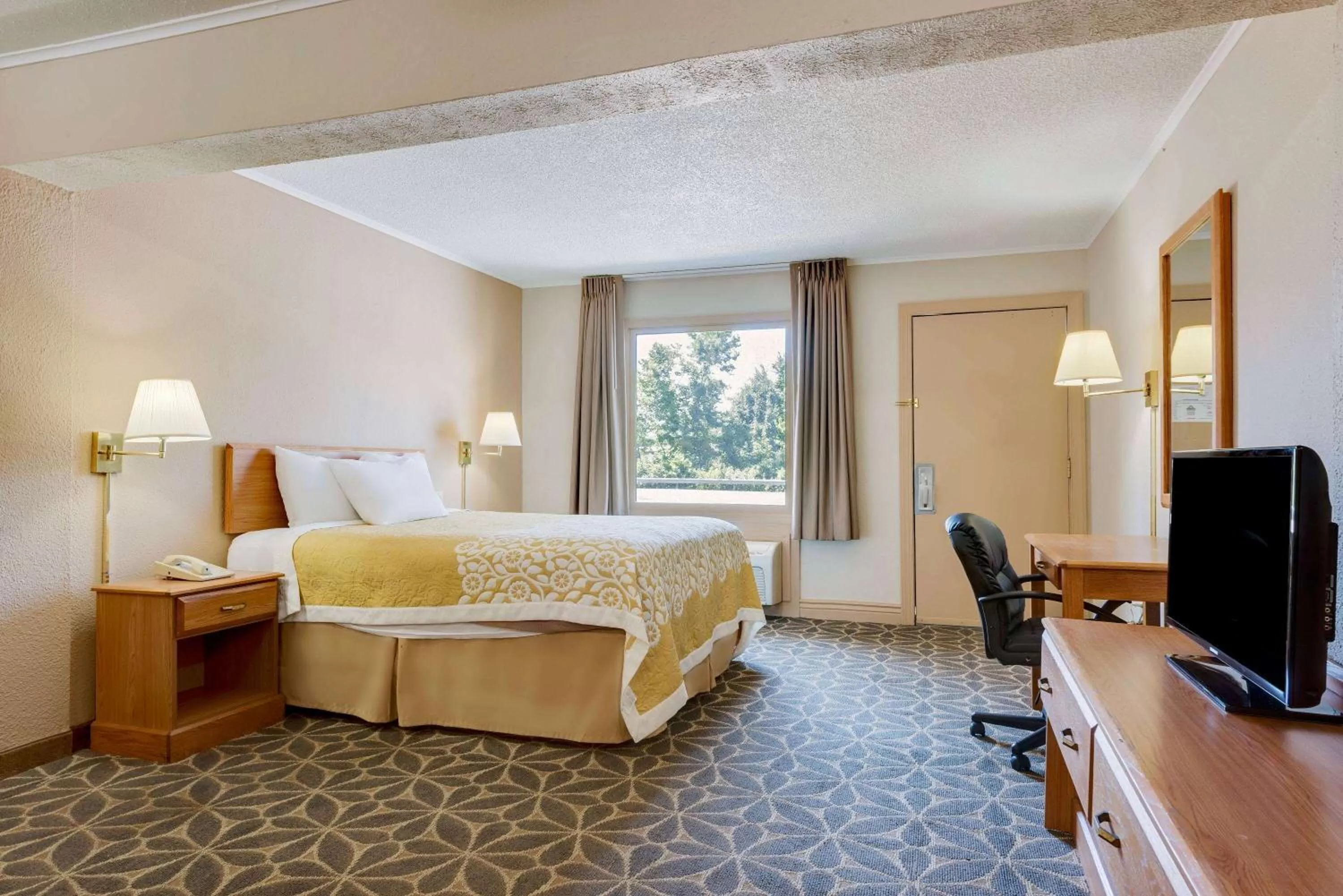 Photo of the whole room, Bed in Days Inn by Wyndham Fairmont