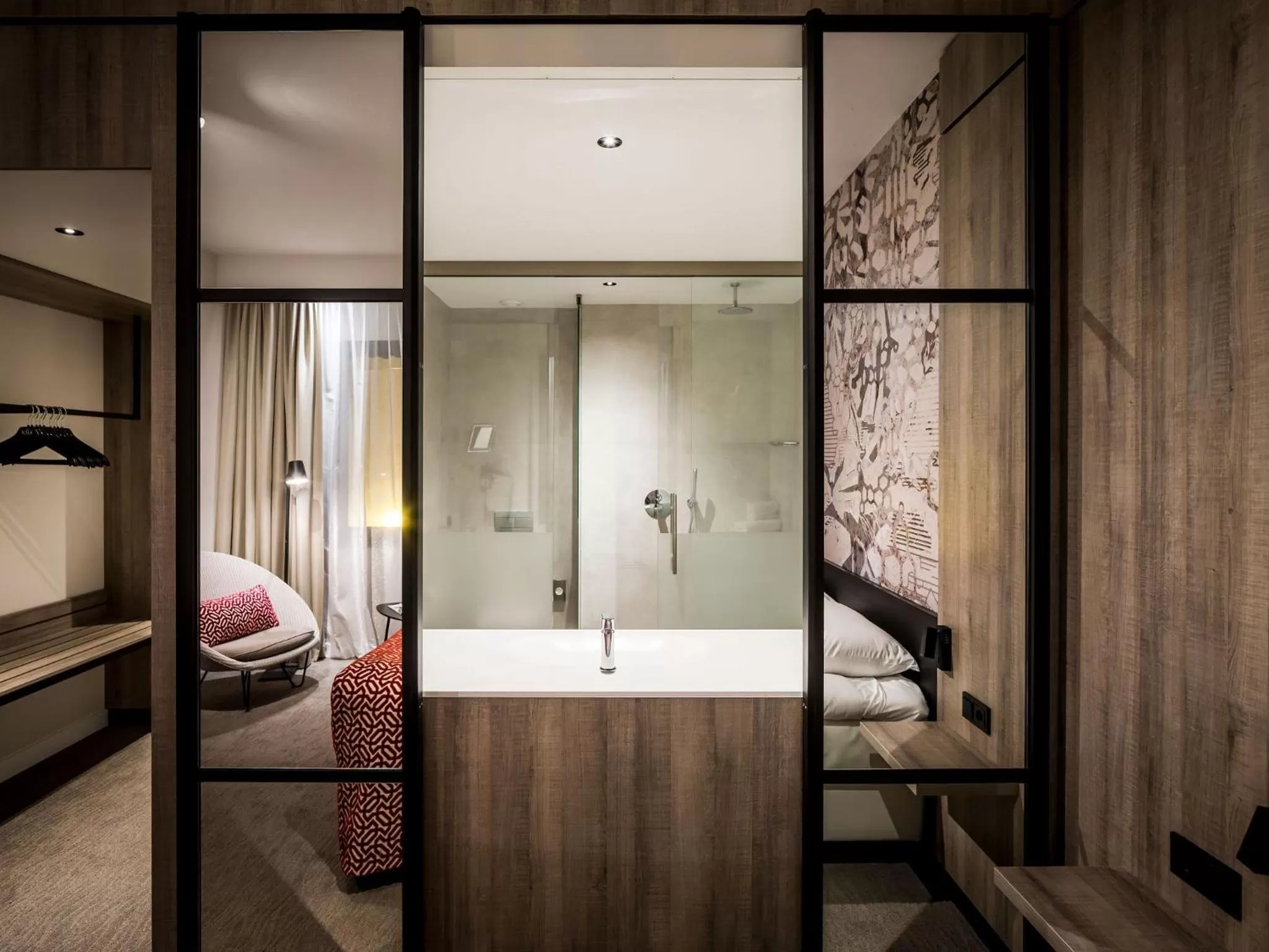 Bathroom, Bed in Hotel Van der Valk Maastricht