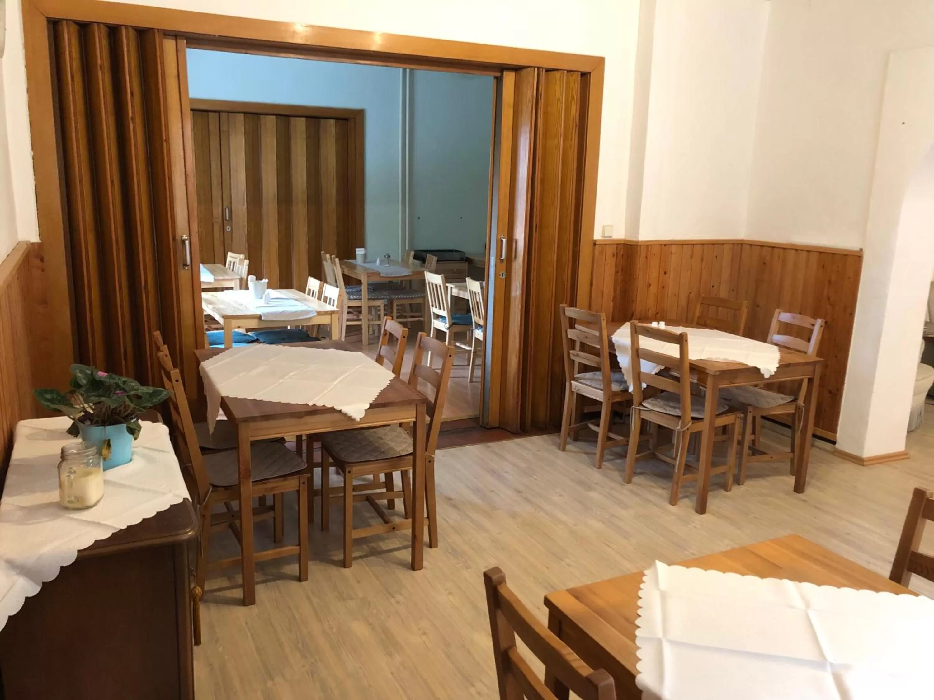 Restaurant/places to eat in Riverside Inn