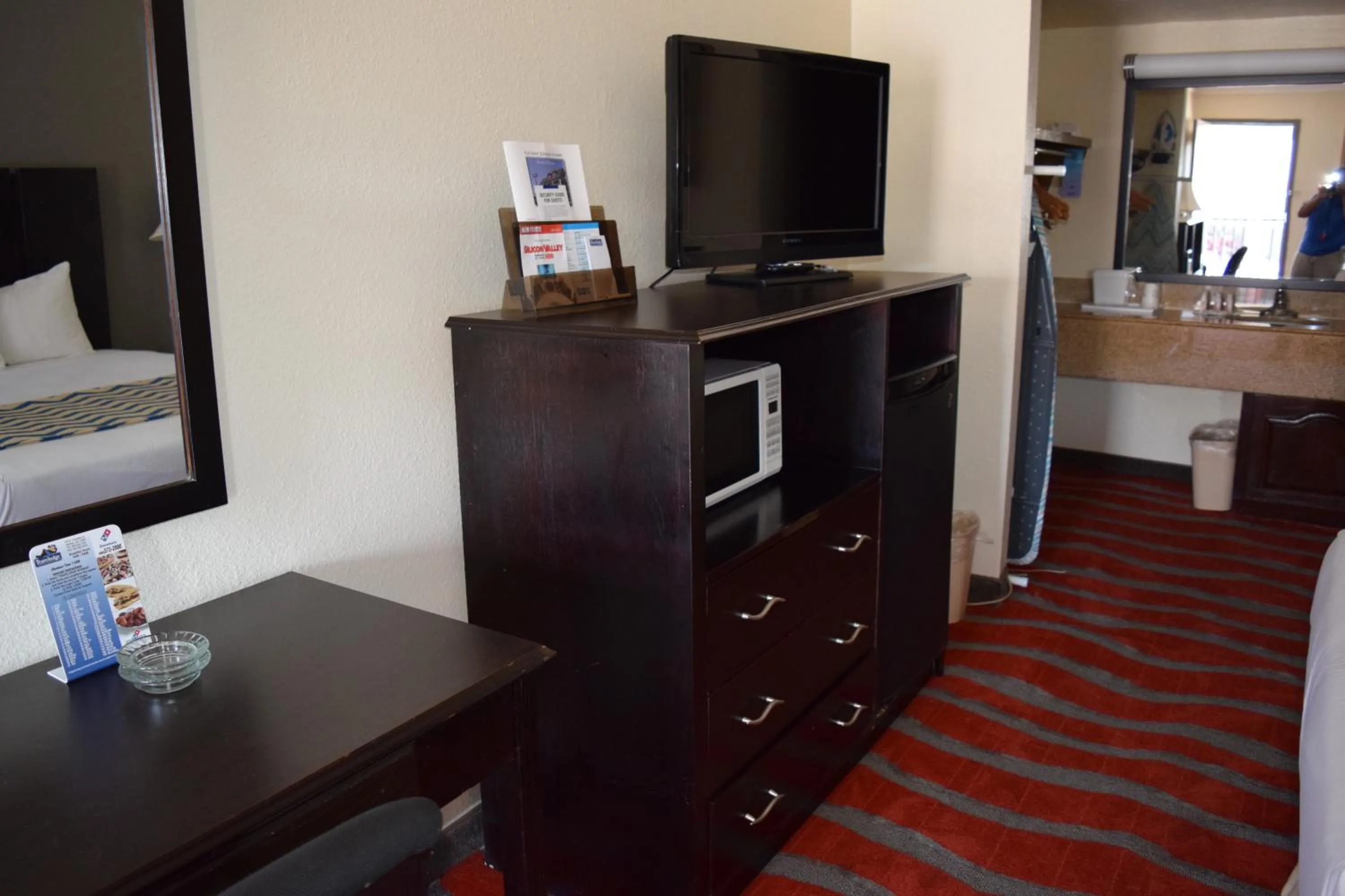 TV and multimedia, Bed in Travelodge Inn & Suites by Wyndham Norman