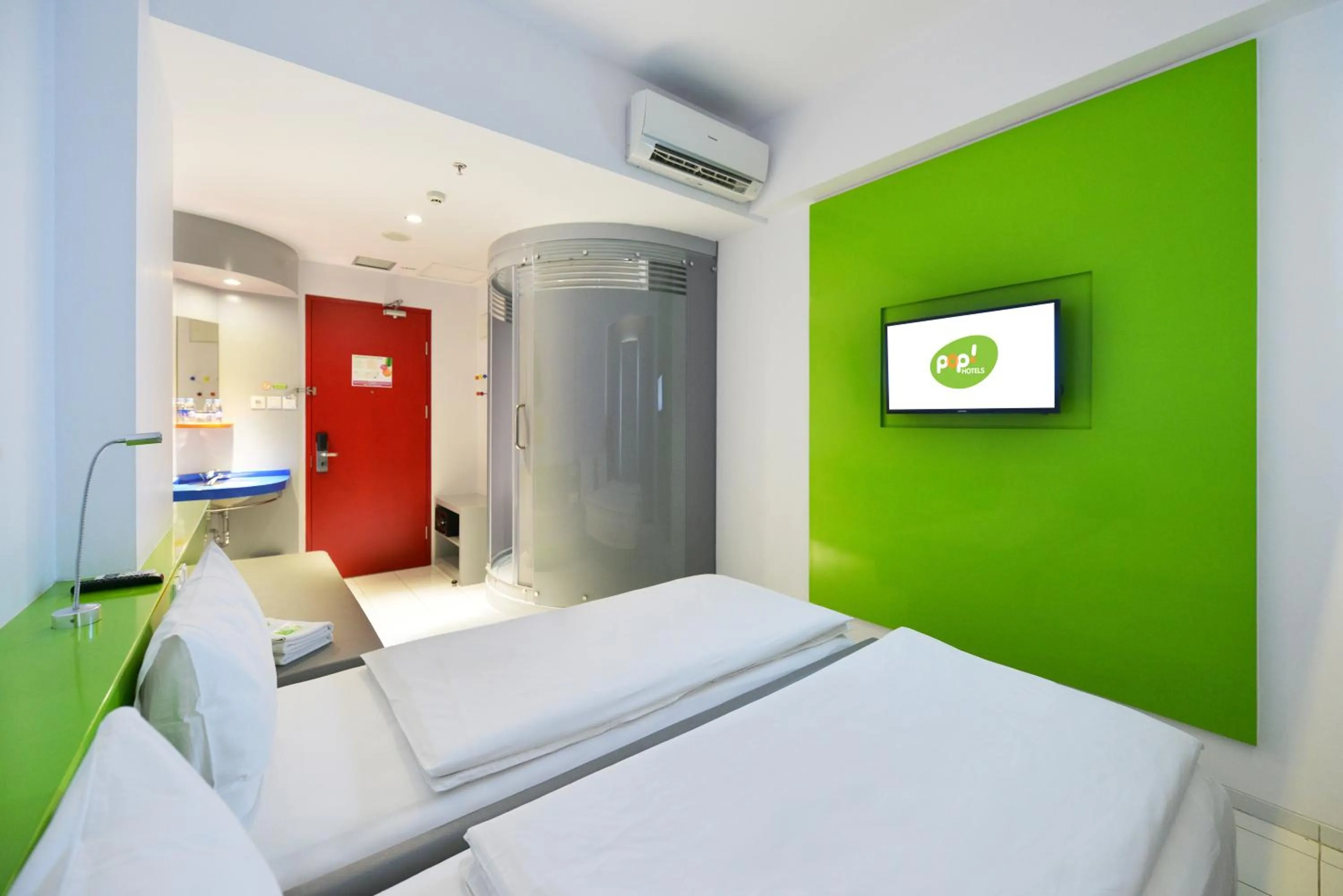 Bathroom, Bed in POP! Hotel Tanjung Karang