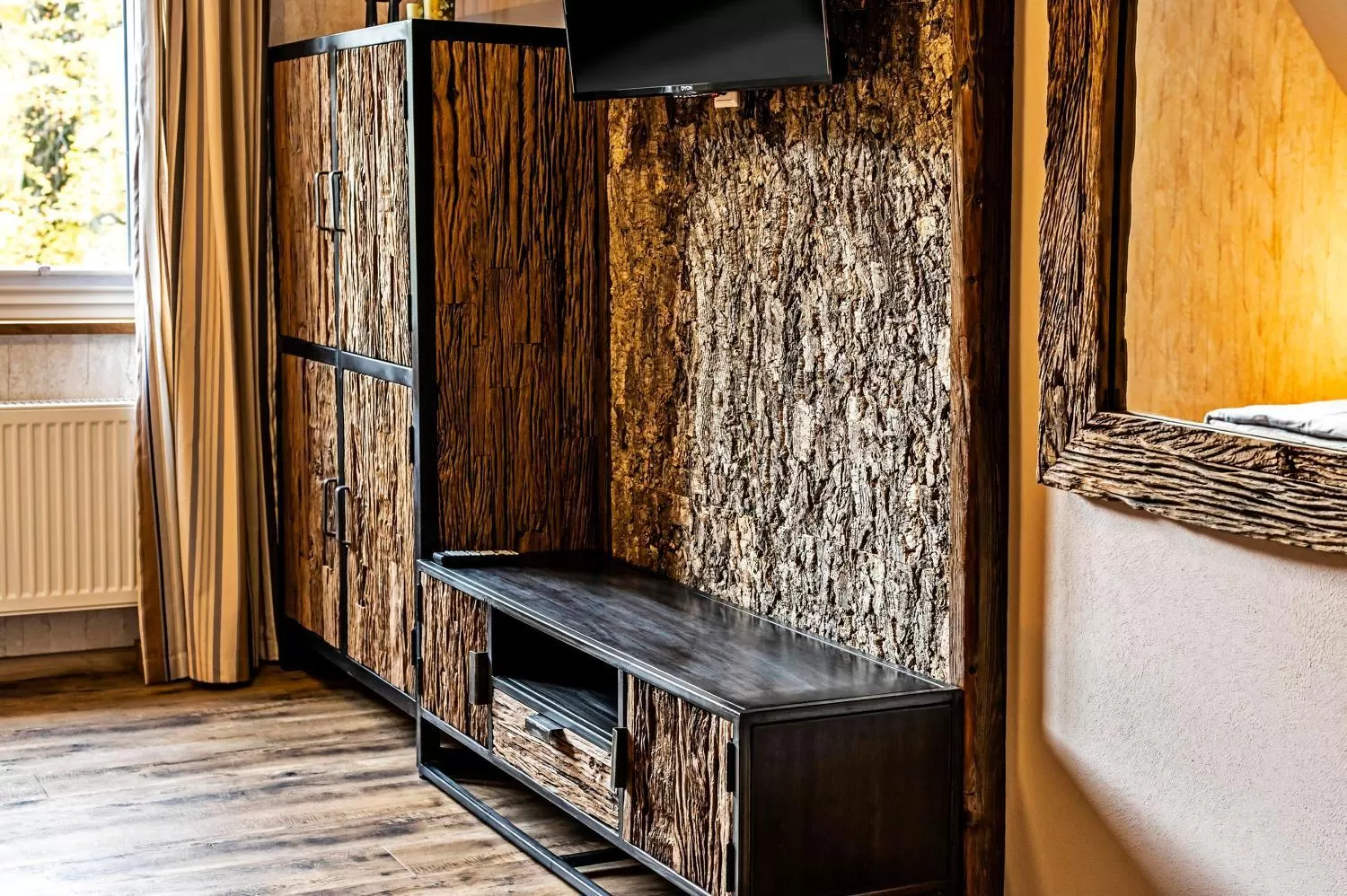 TV/Entertainment Center in Die Sperre