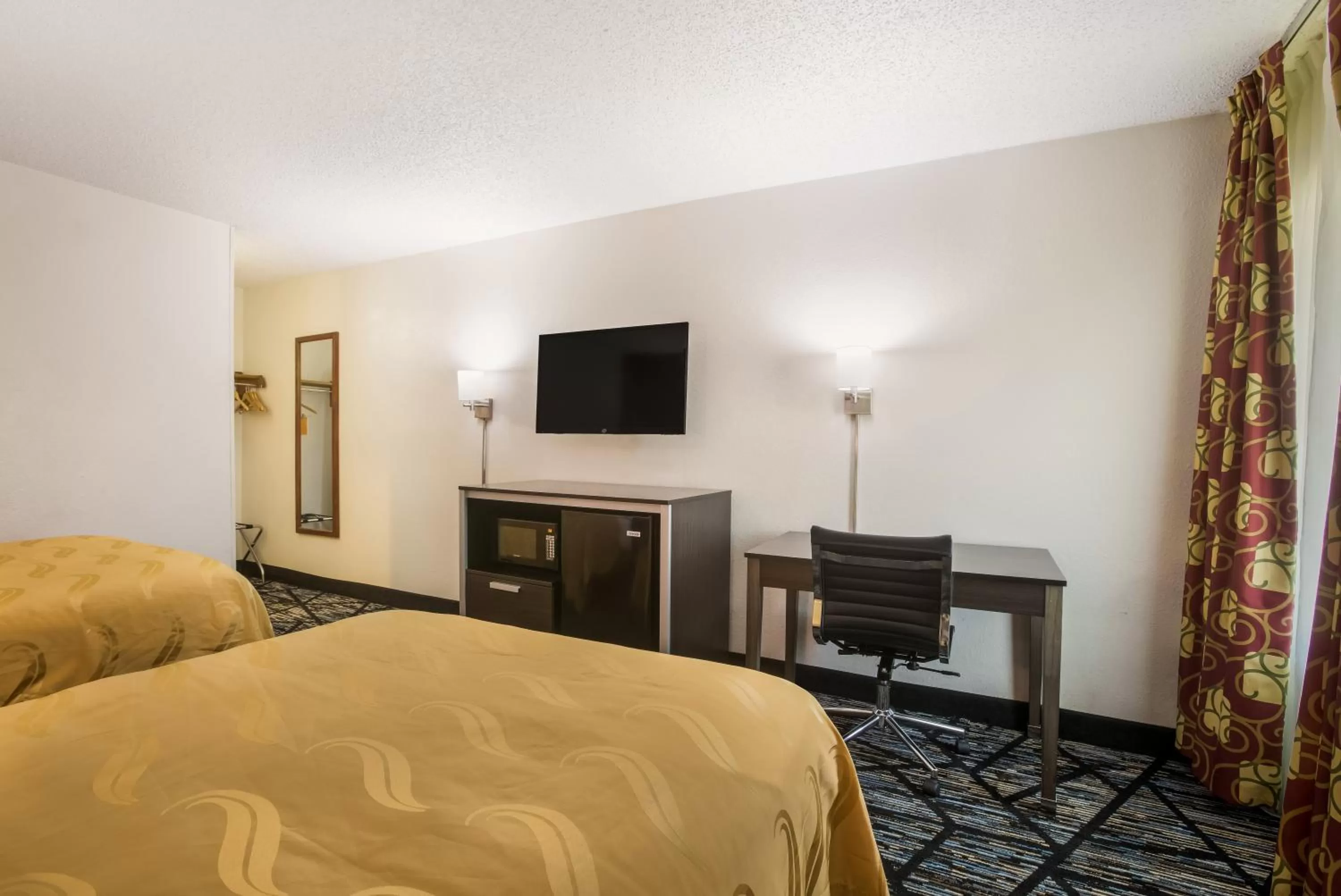TV and multimedia, Bed in Quality Inn Northlake