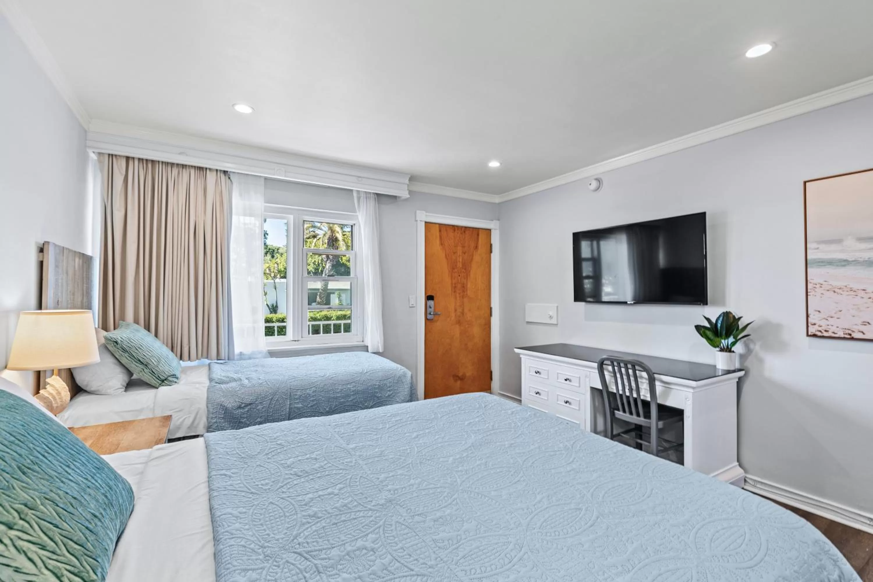 Bed in Ocean Lodge Santa Monica Beach Hotel