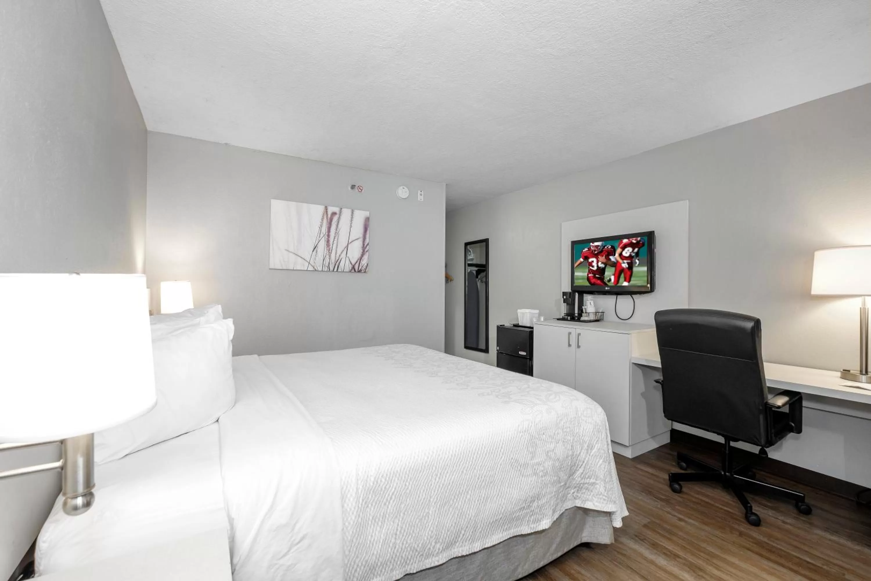 Photo of the whole room, Room Photo in Red Roof Inn PLUS Orlando-Convention Center- Int'l Dr