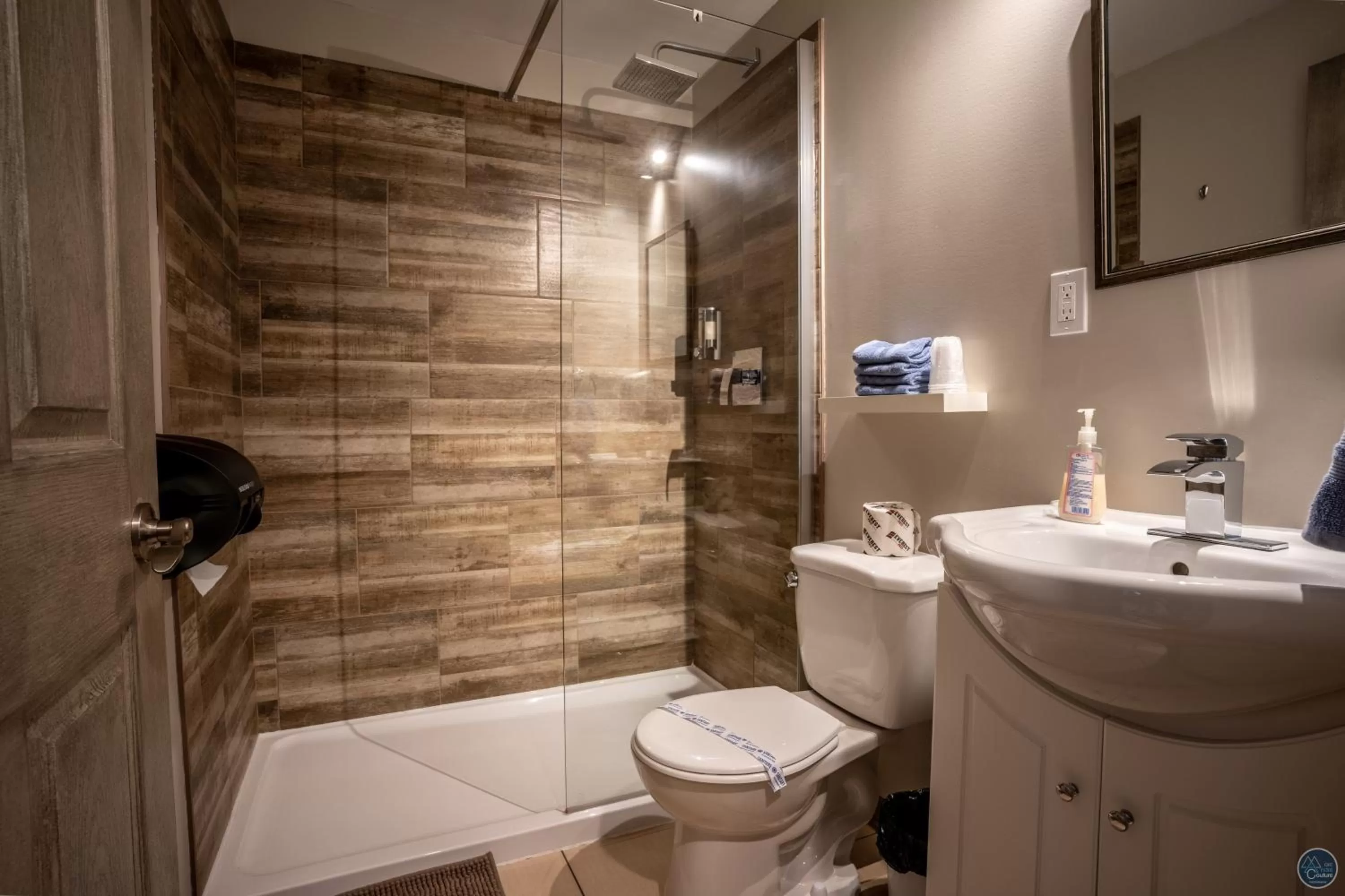 Shower, Bathroom in Auberge Éva