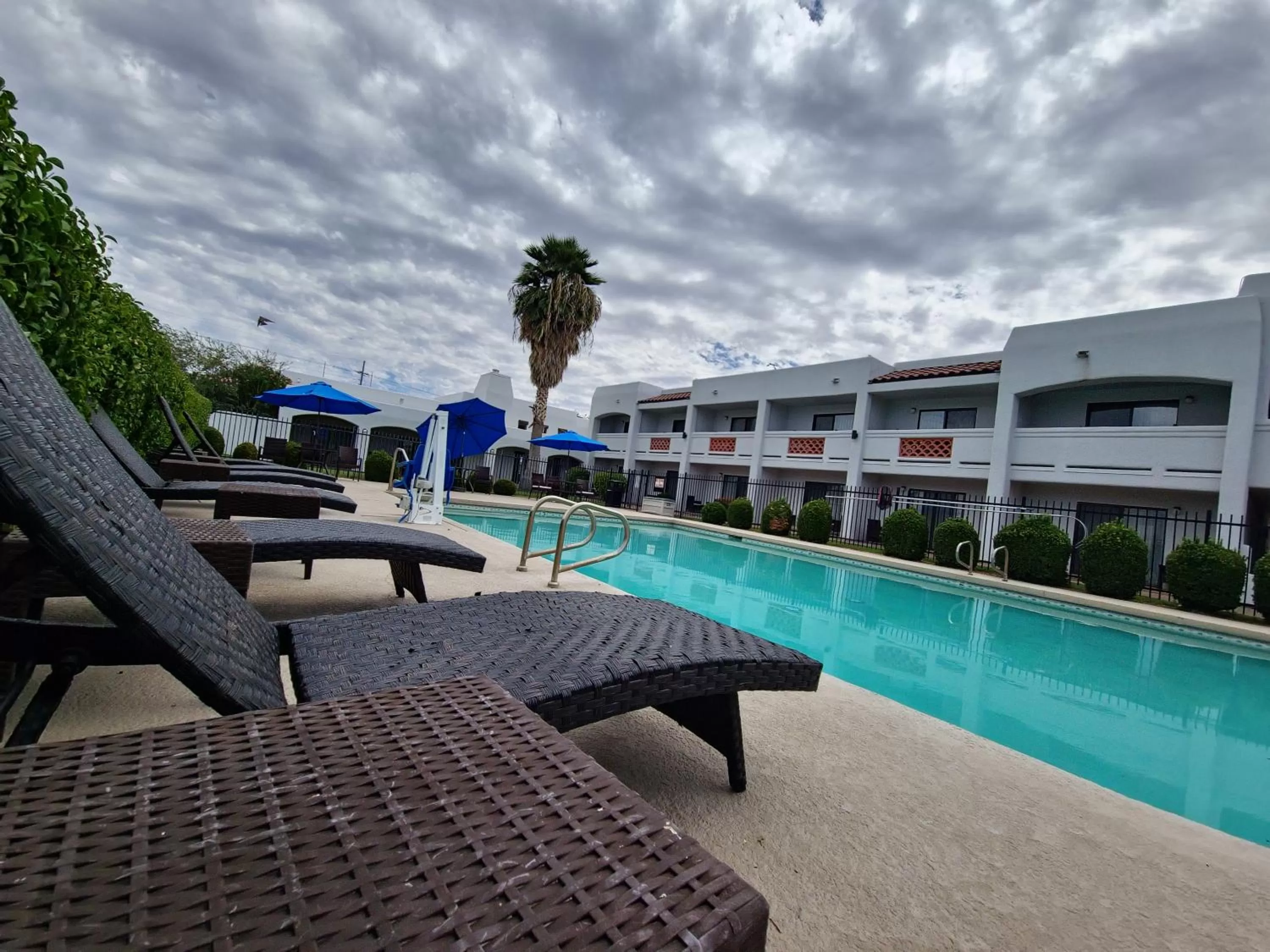 Property building in Los Viajeros Inn