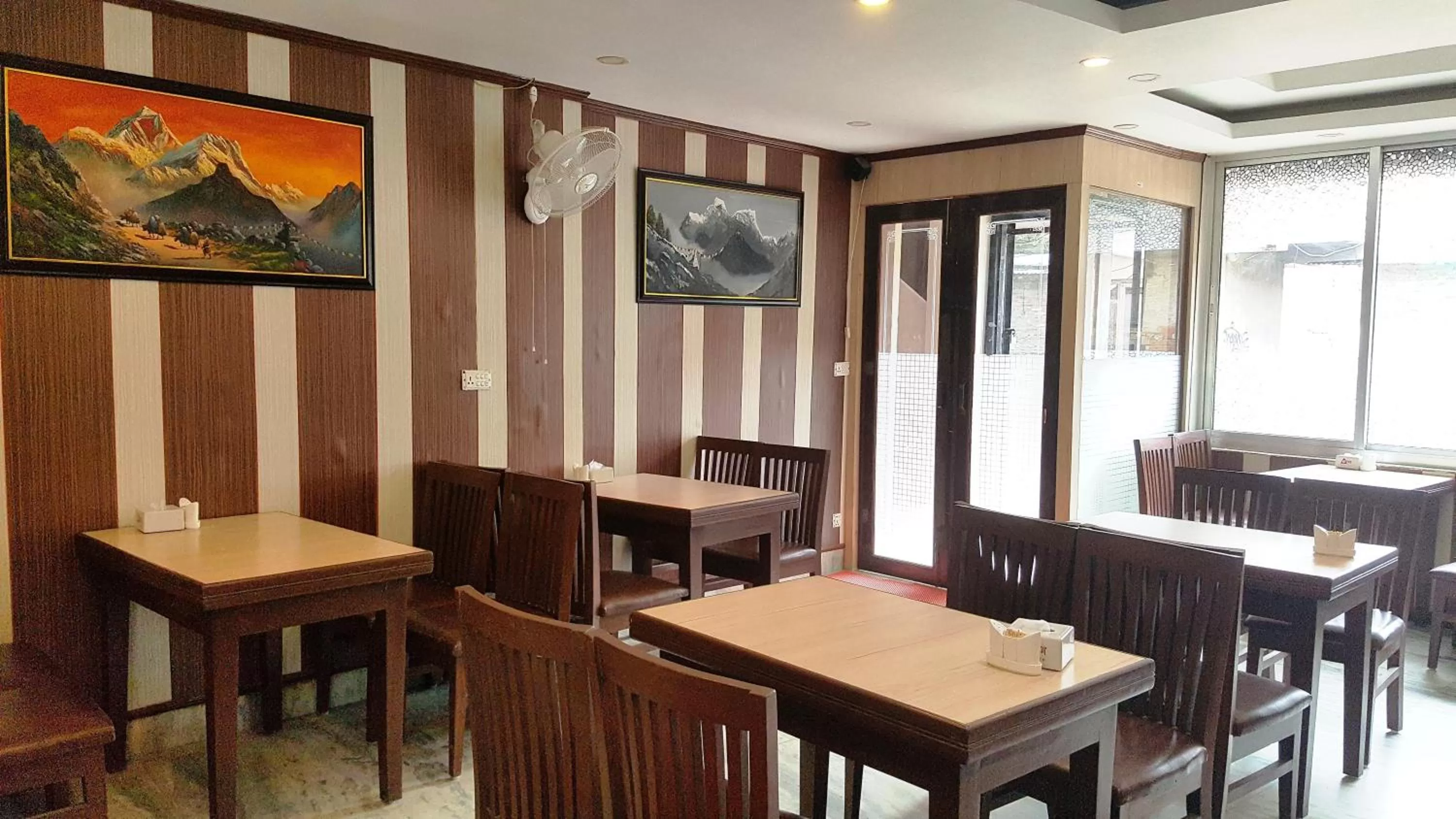 Restaurant/places to eat in Hotel ACE