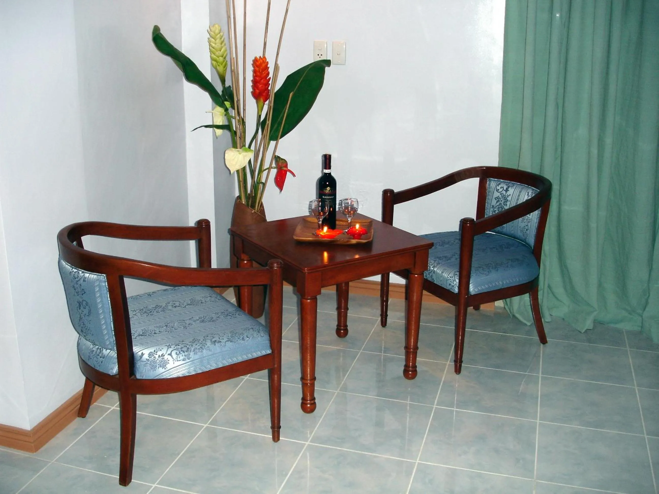 Seating area in Pacific Breeze Hotel and Resort