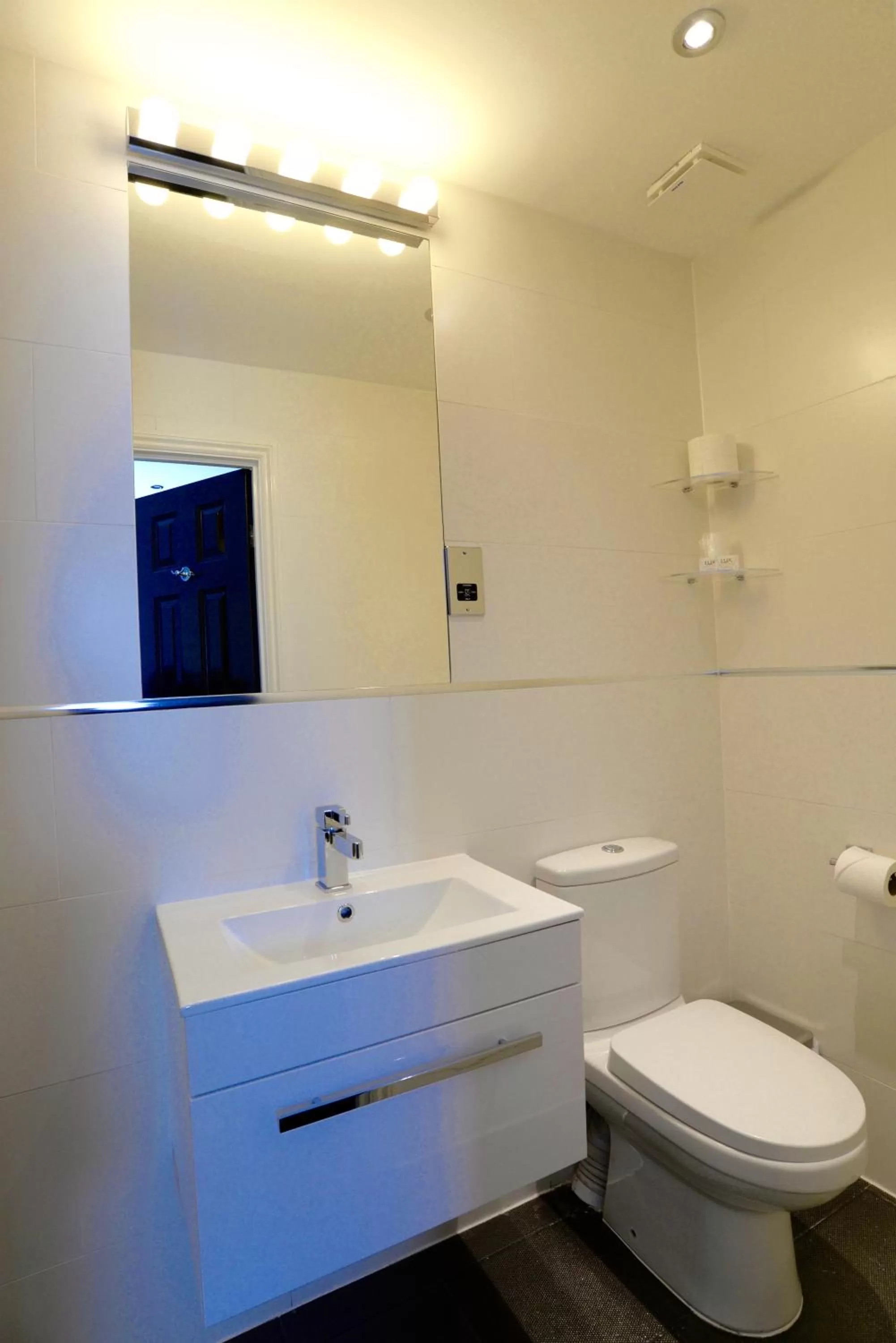 Bathroom in Mentone Hotel