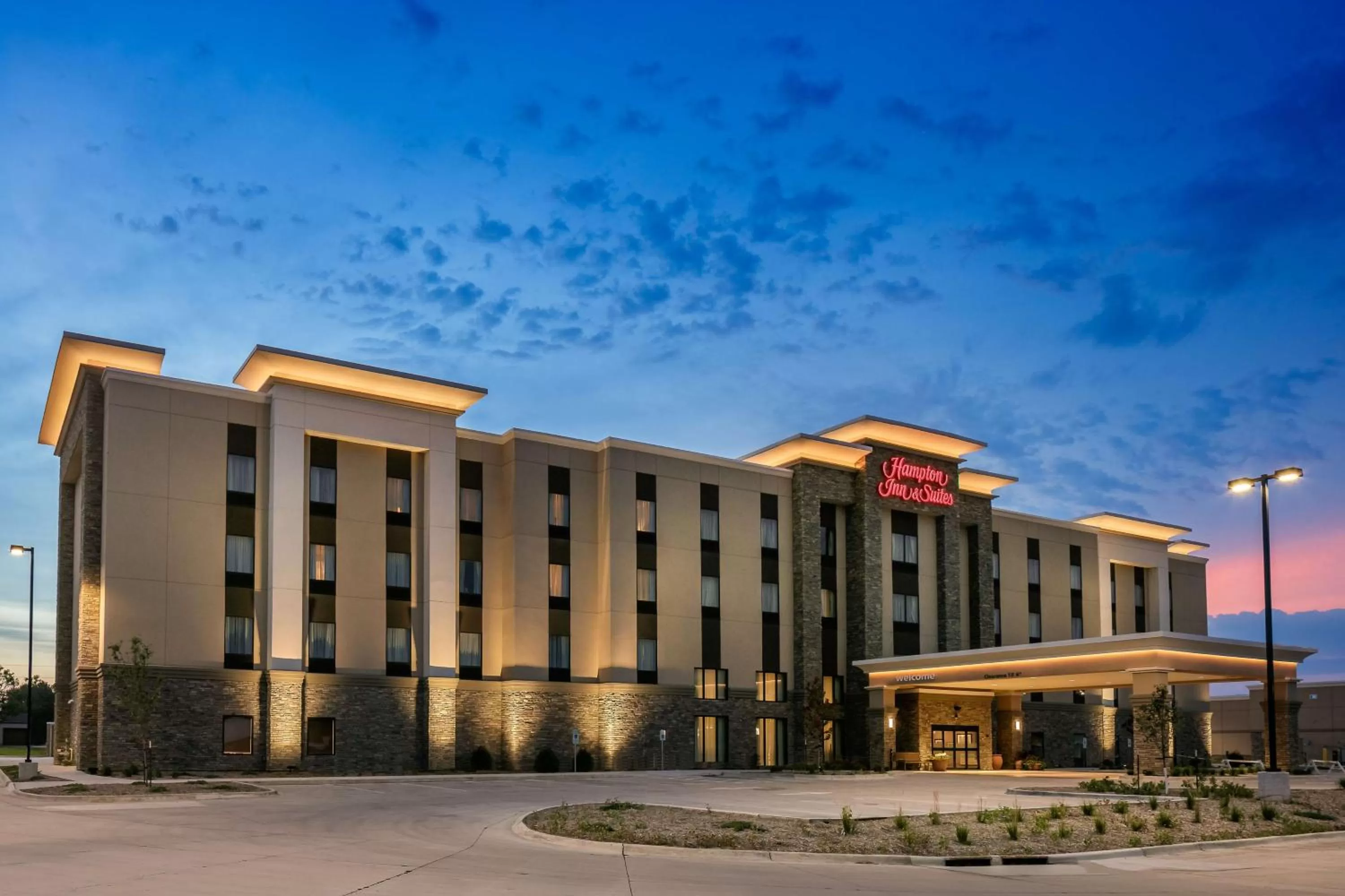 Property building in Hampton Inn & Suites Mason City, IA
