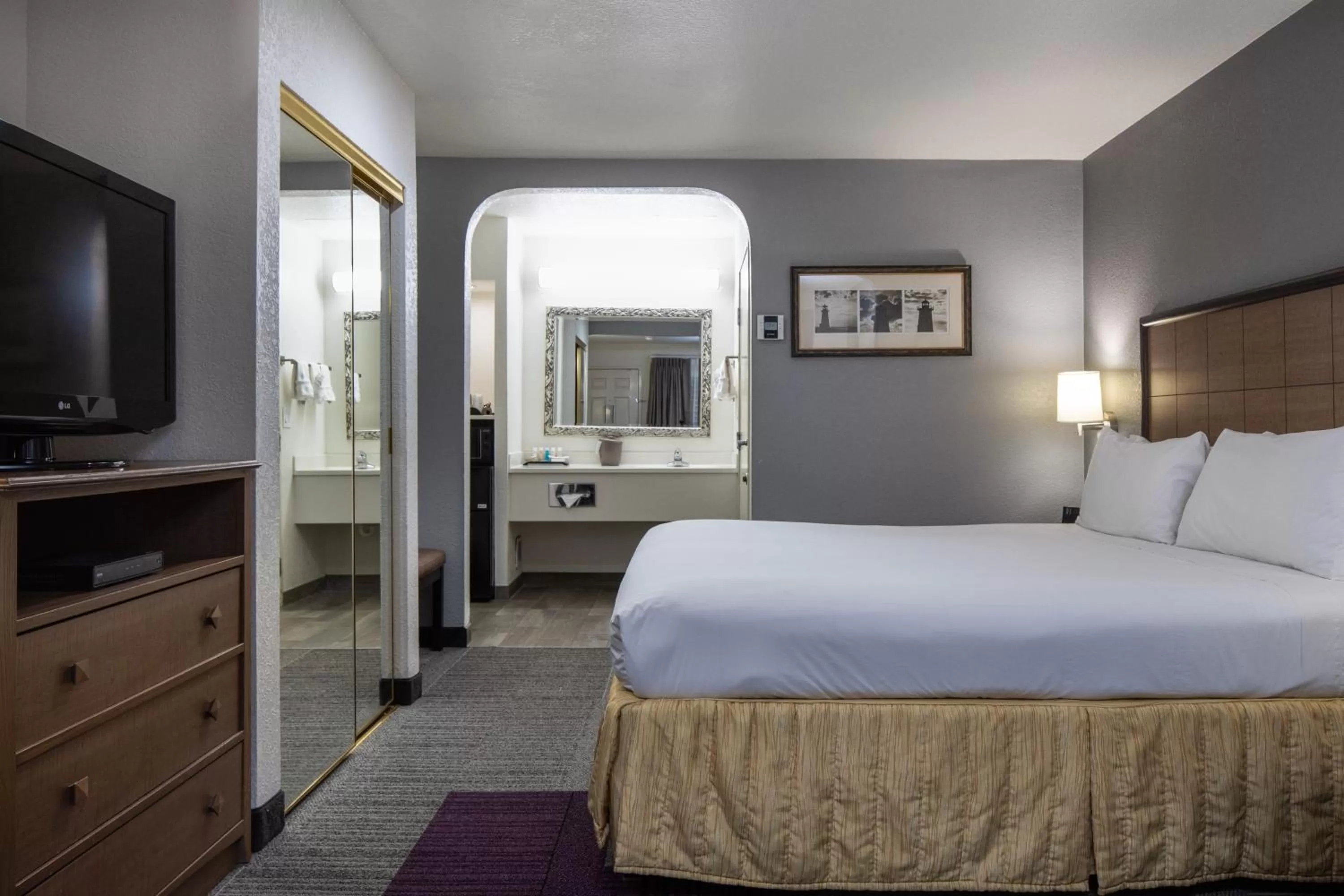 Bed in Atherton Park Inn and Suites