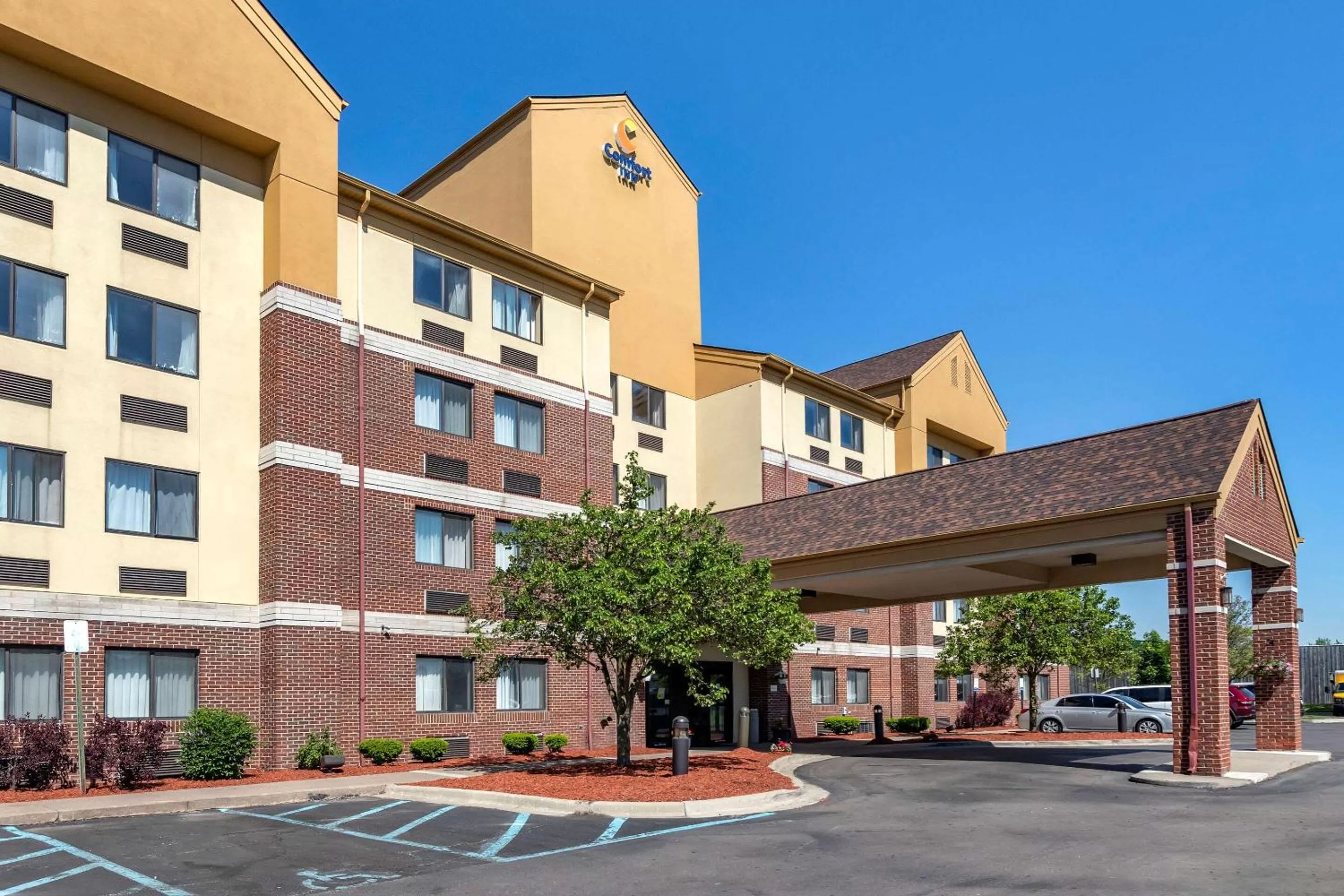 Property building in Comfort Inn Warren - Detroit North