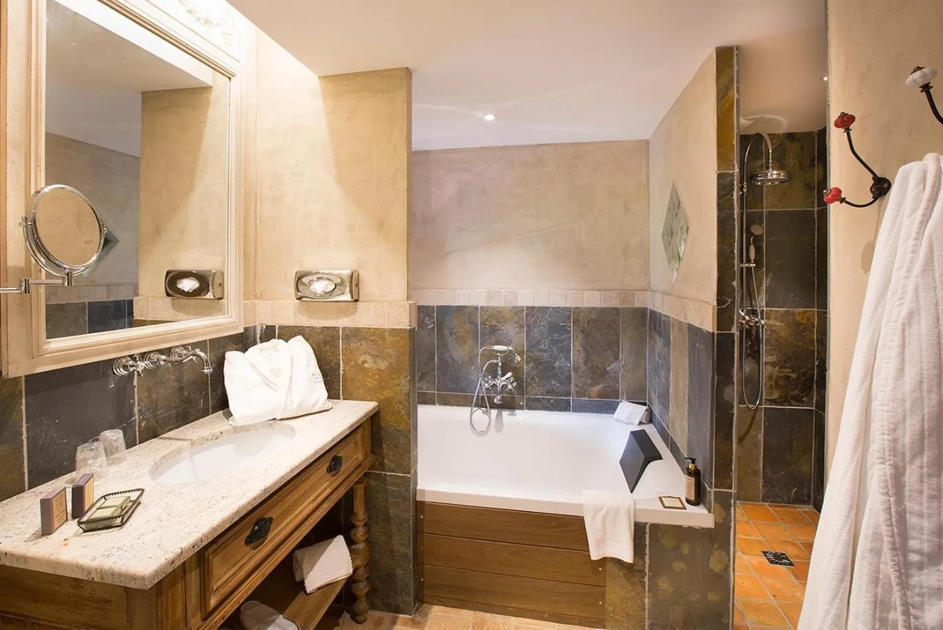 Bed in Hôtel-Spa Le Saint Cirq