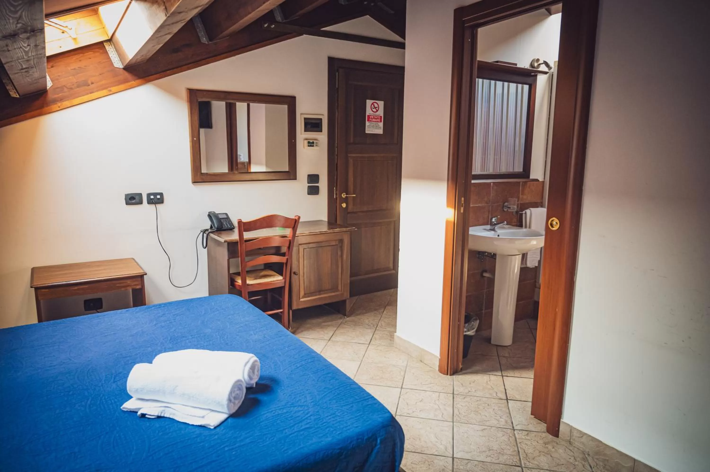 Bed, TV/Entertainment Center in La Dimora del Faro