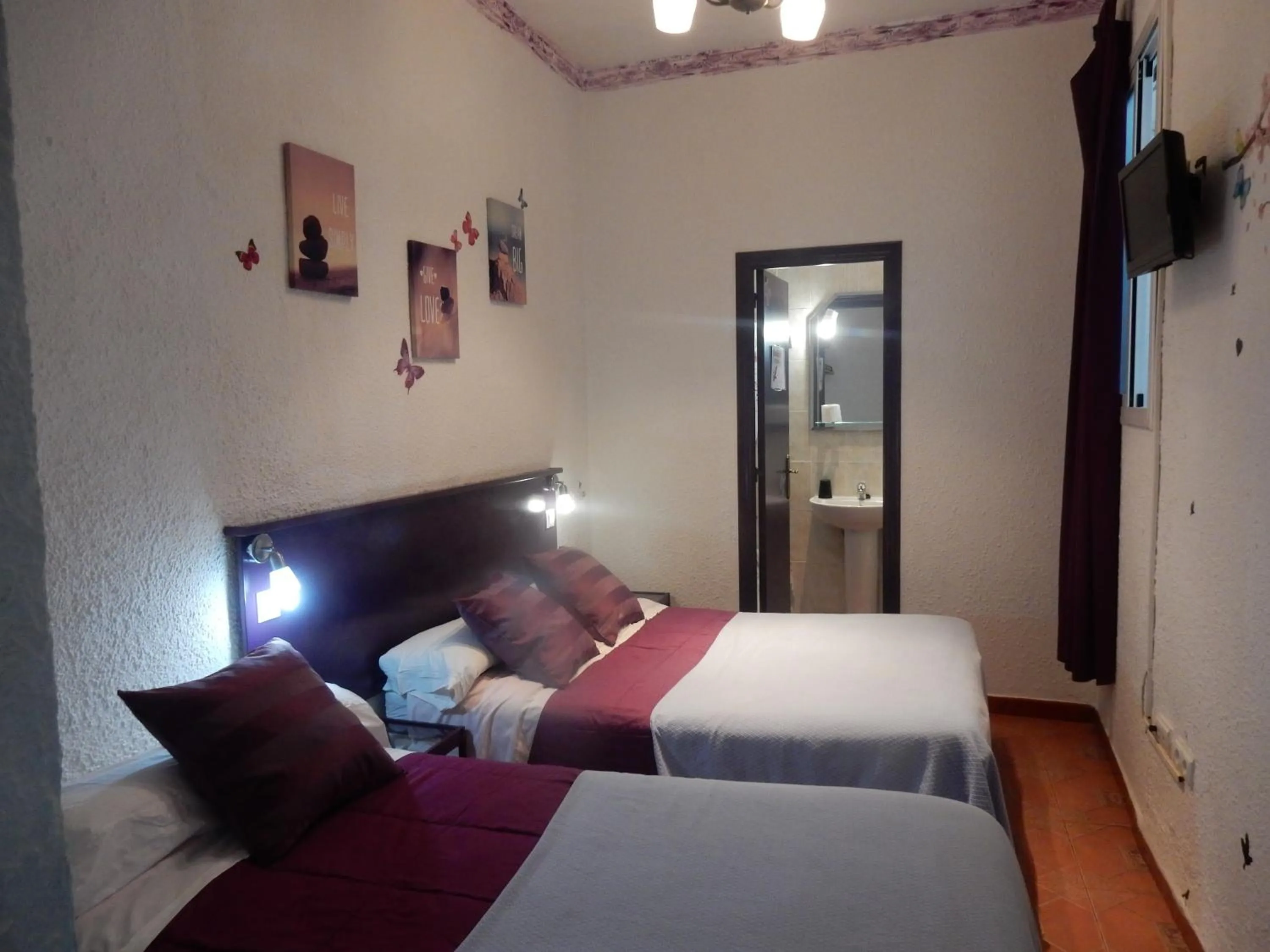 Photo of the whole room, Bed in Giraldilla