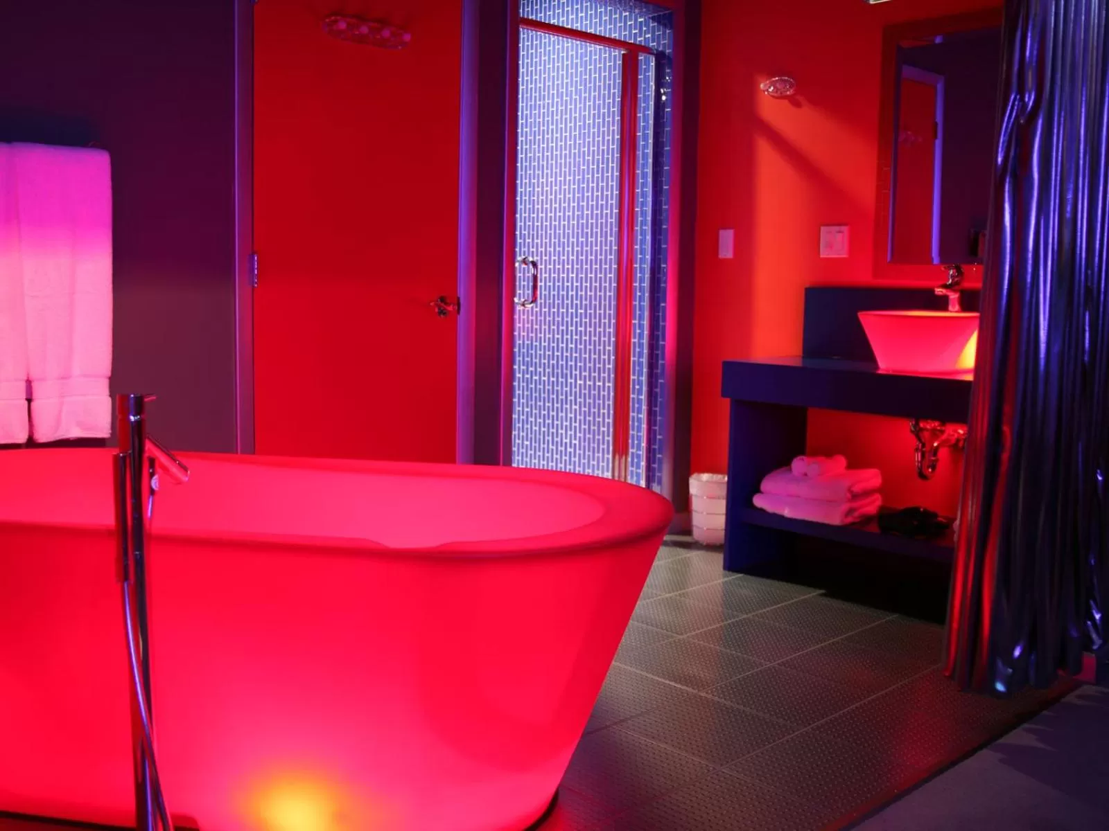 Bathroom, Bed in The Roxbury