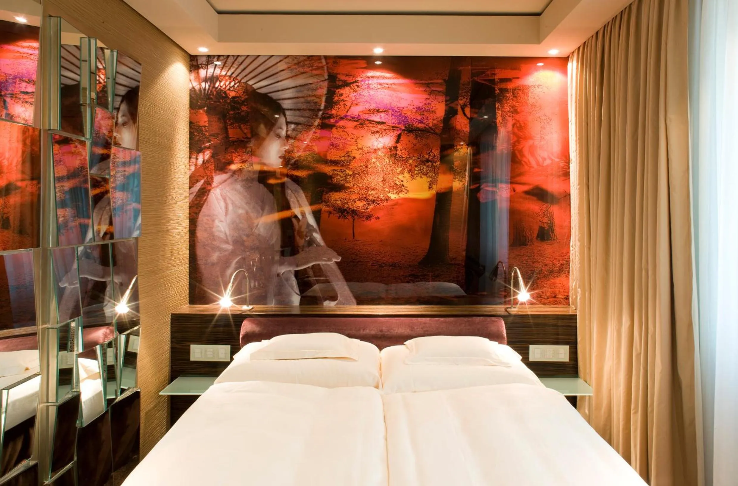 Photo of the whole room, Bed in Savoy Hotel