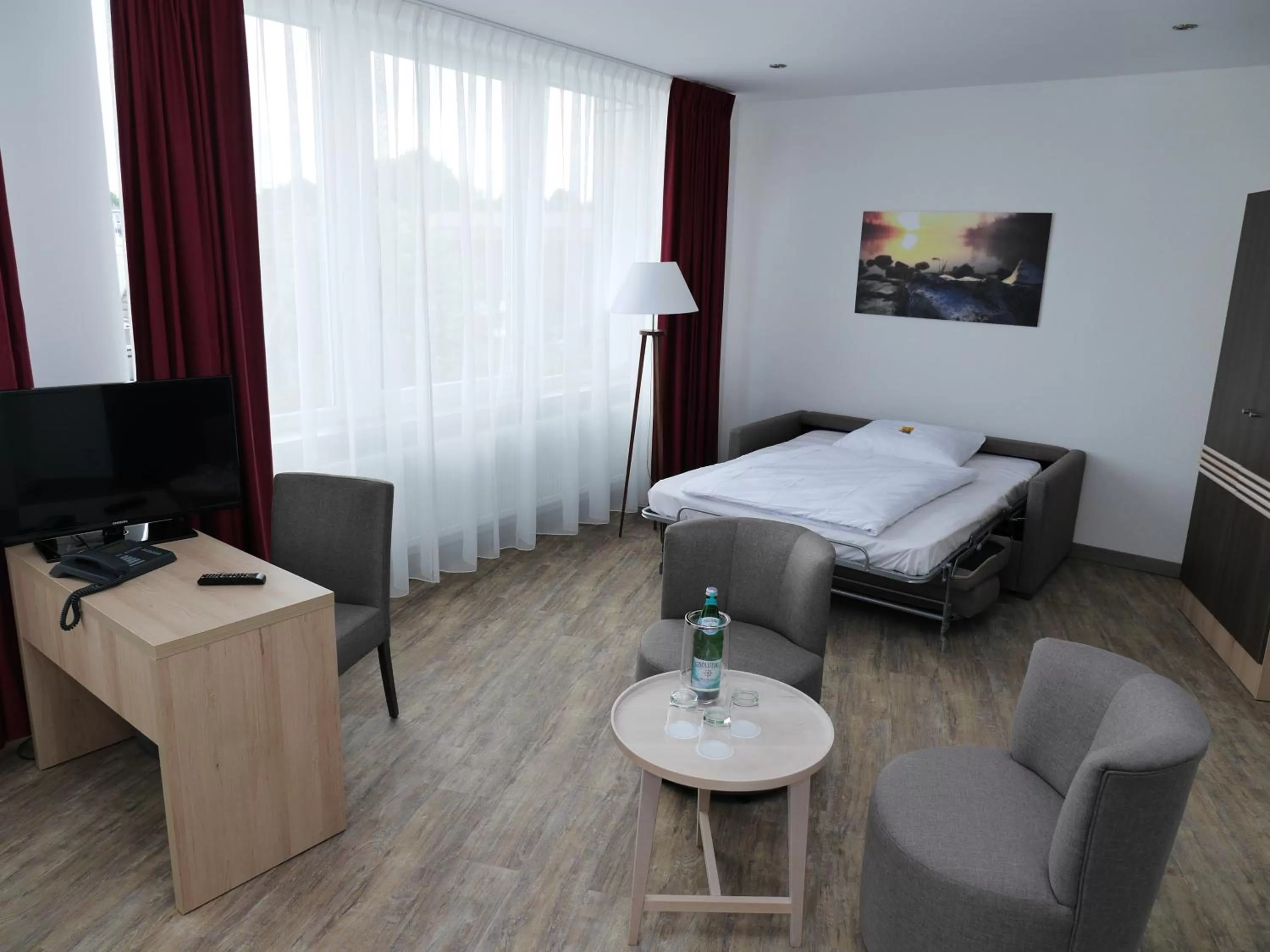 Seating area, Bed in Ruhr Inn Hotel