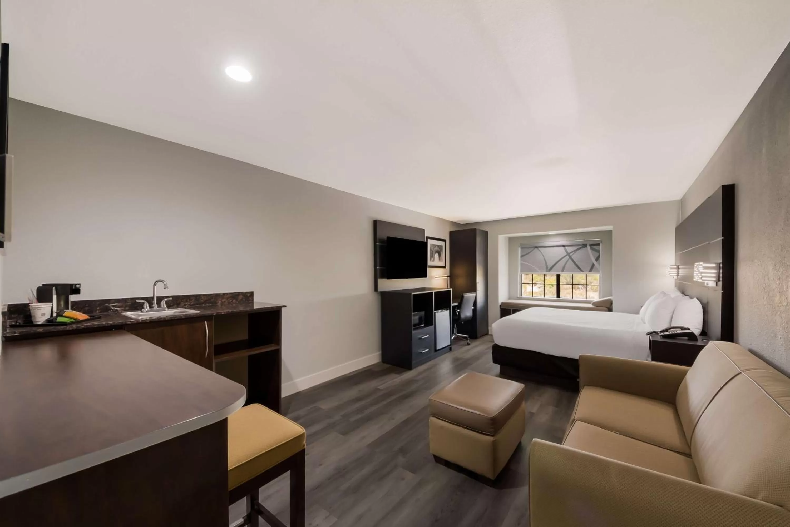 Photo of the whole room, Bed in Best Western SeaWorld San Antonio