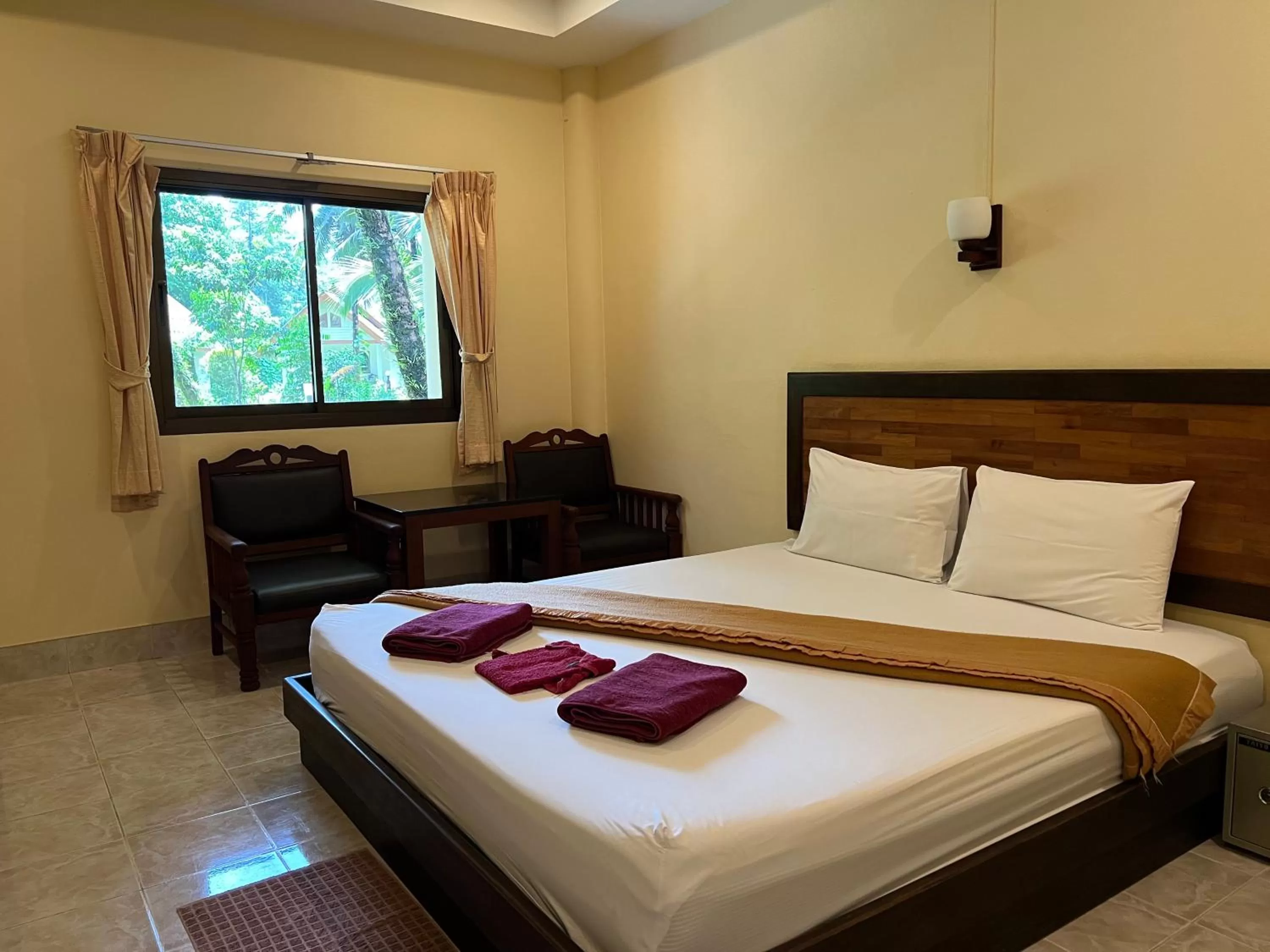 Bed in Ao Thong beach Resort