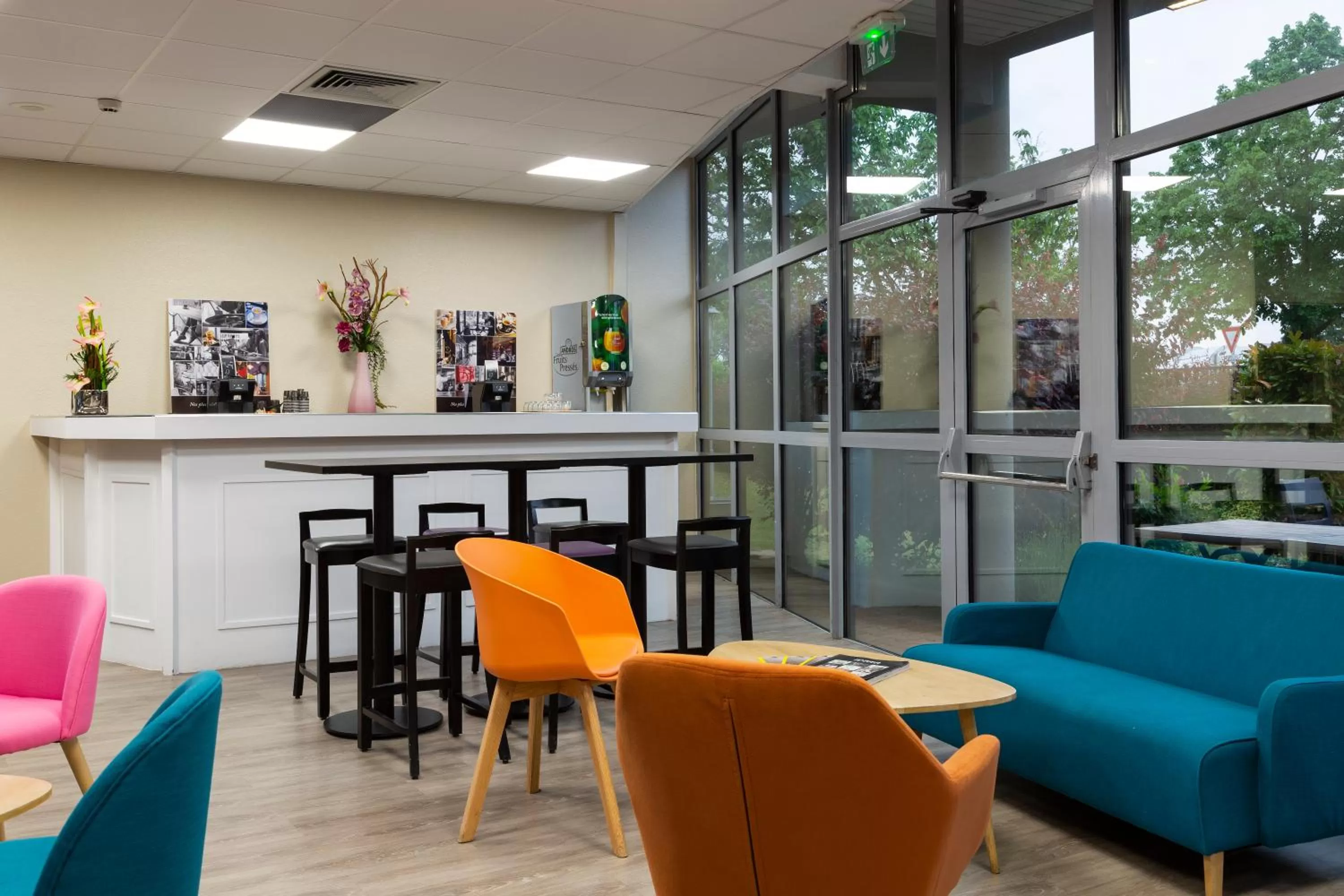 Lobby or reception in Comfort Hotel Aeroport Lyon St Exupery