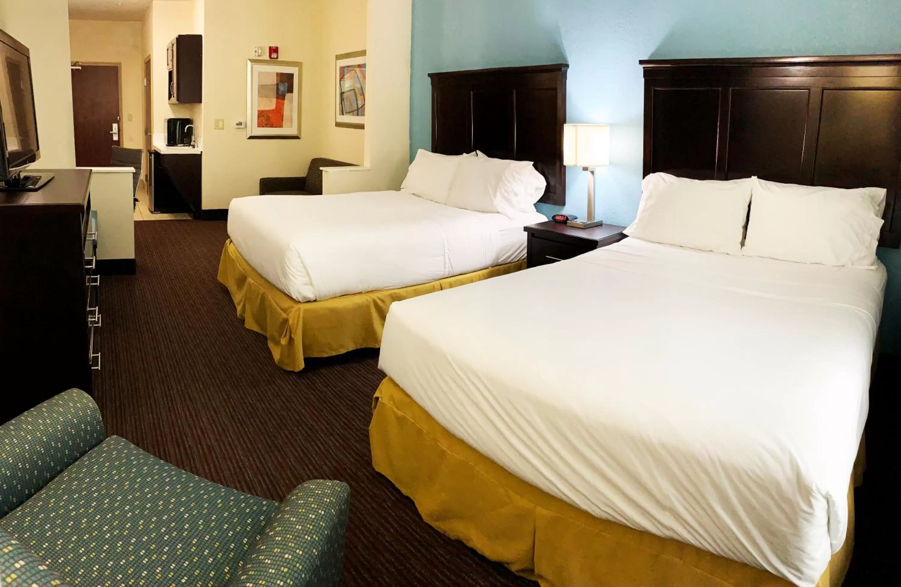 Deluxe Queen Suite in Holiday Inn Express Hotel & Suites Gainesville, an IHG Hotel
