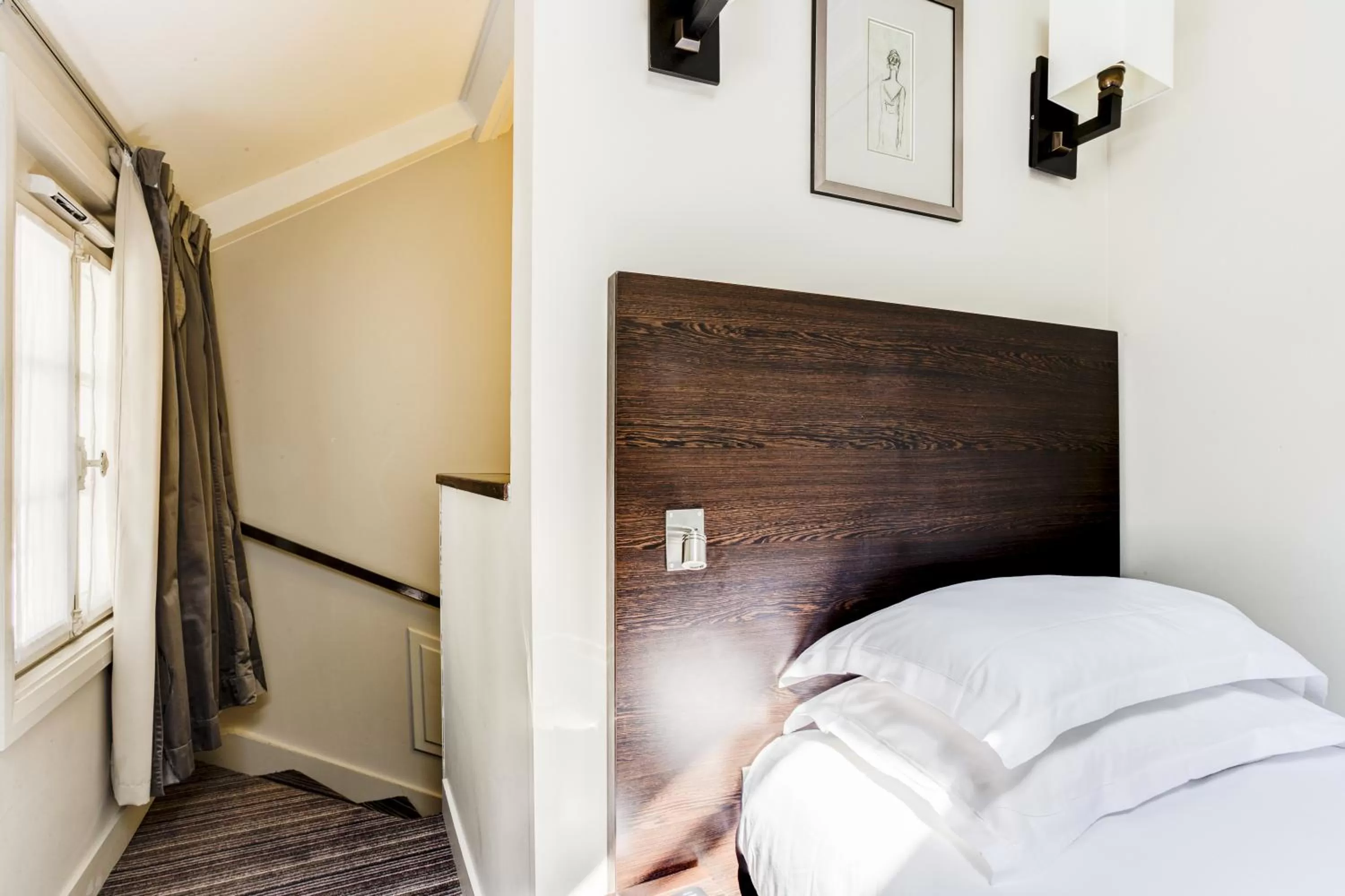 Bed in Hôtel Paris Louvre Opéra