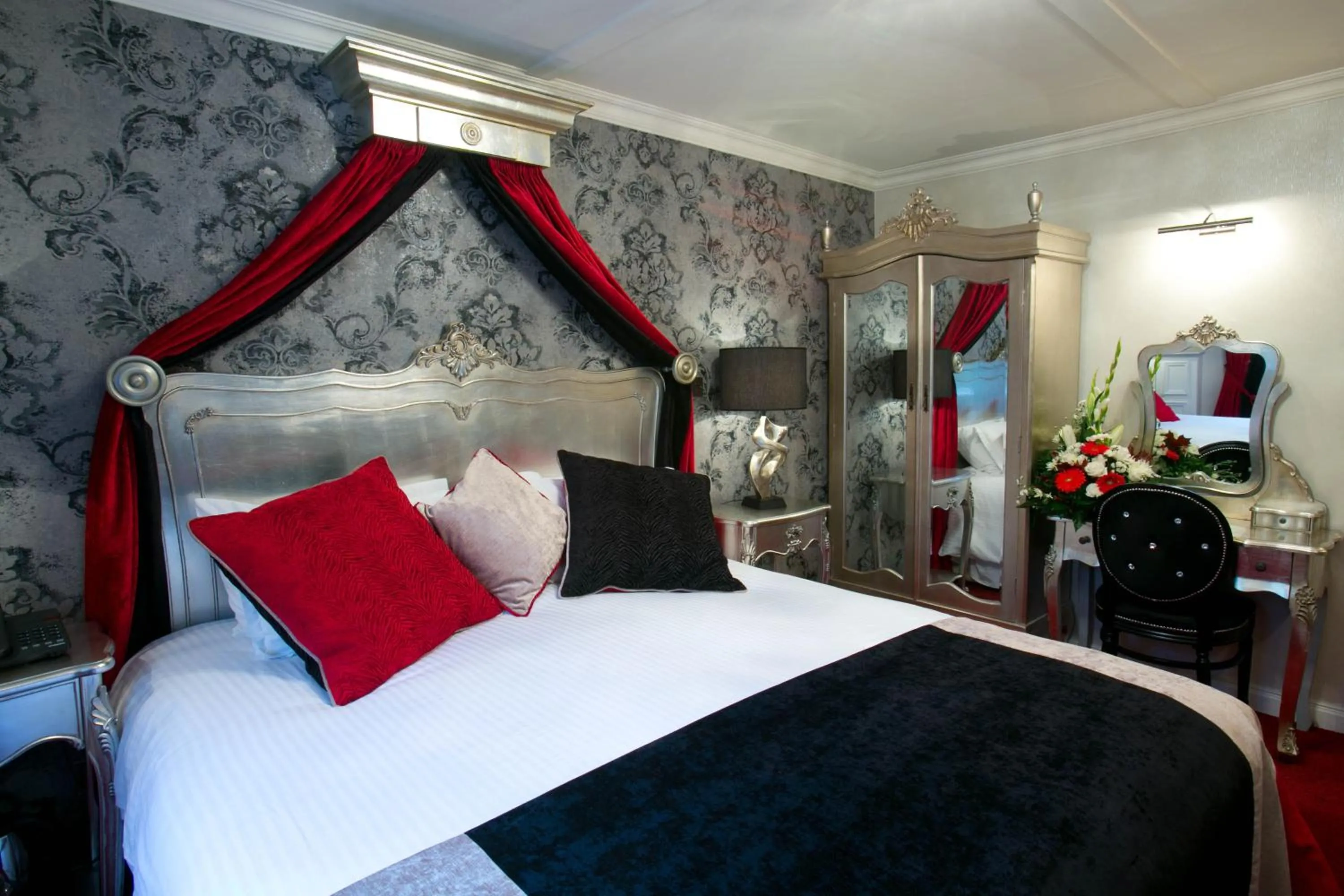 Photo of the whole room, Bed in Greenvale Hotel