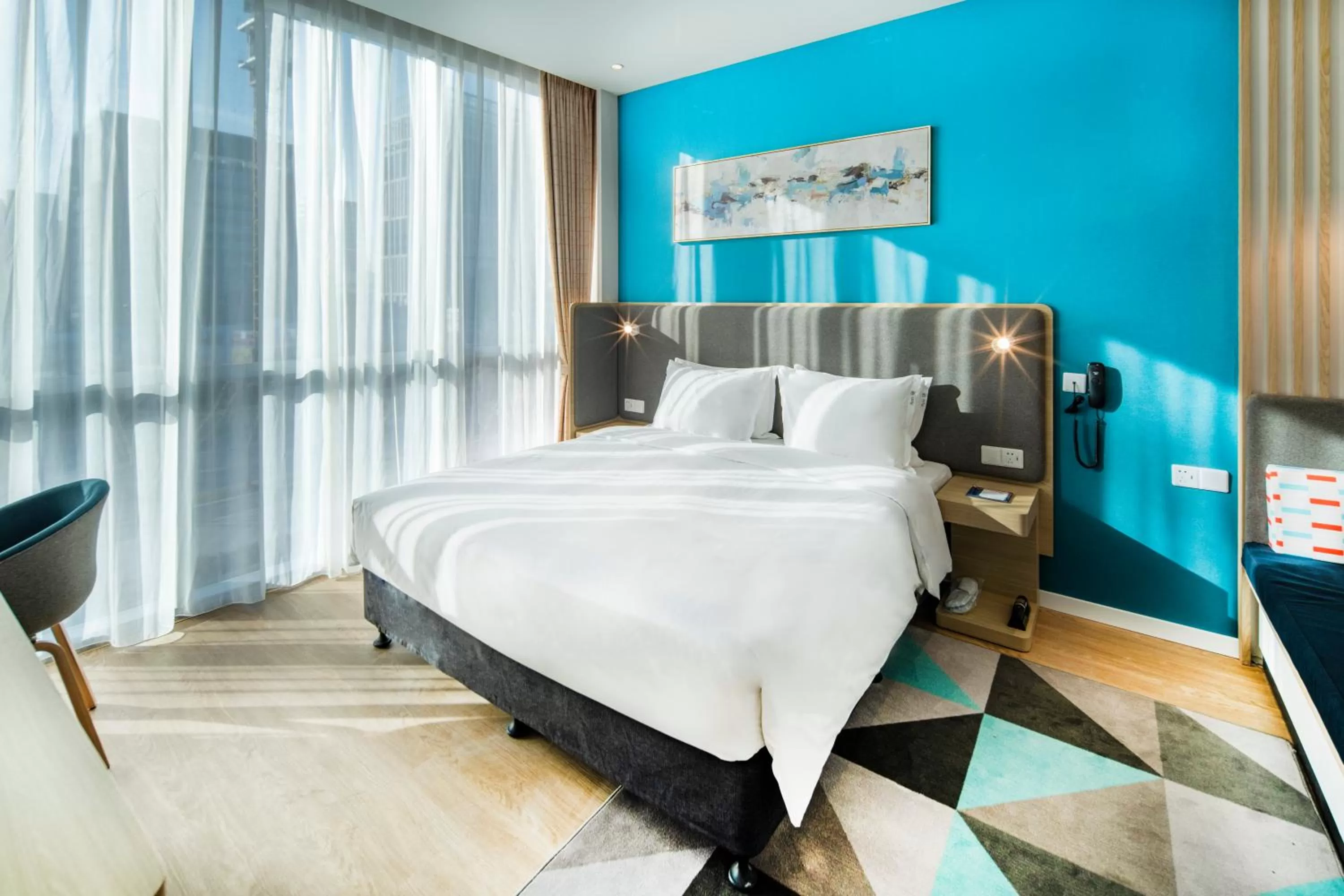 Photo of the whole room, Bed in Holiday Inn Express Shanghai Pudong Zhangjiang by IHG - 20 minutes to New International Expo Center and Disneyland