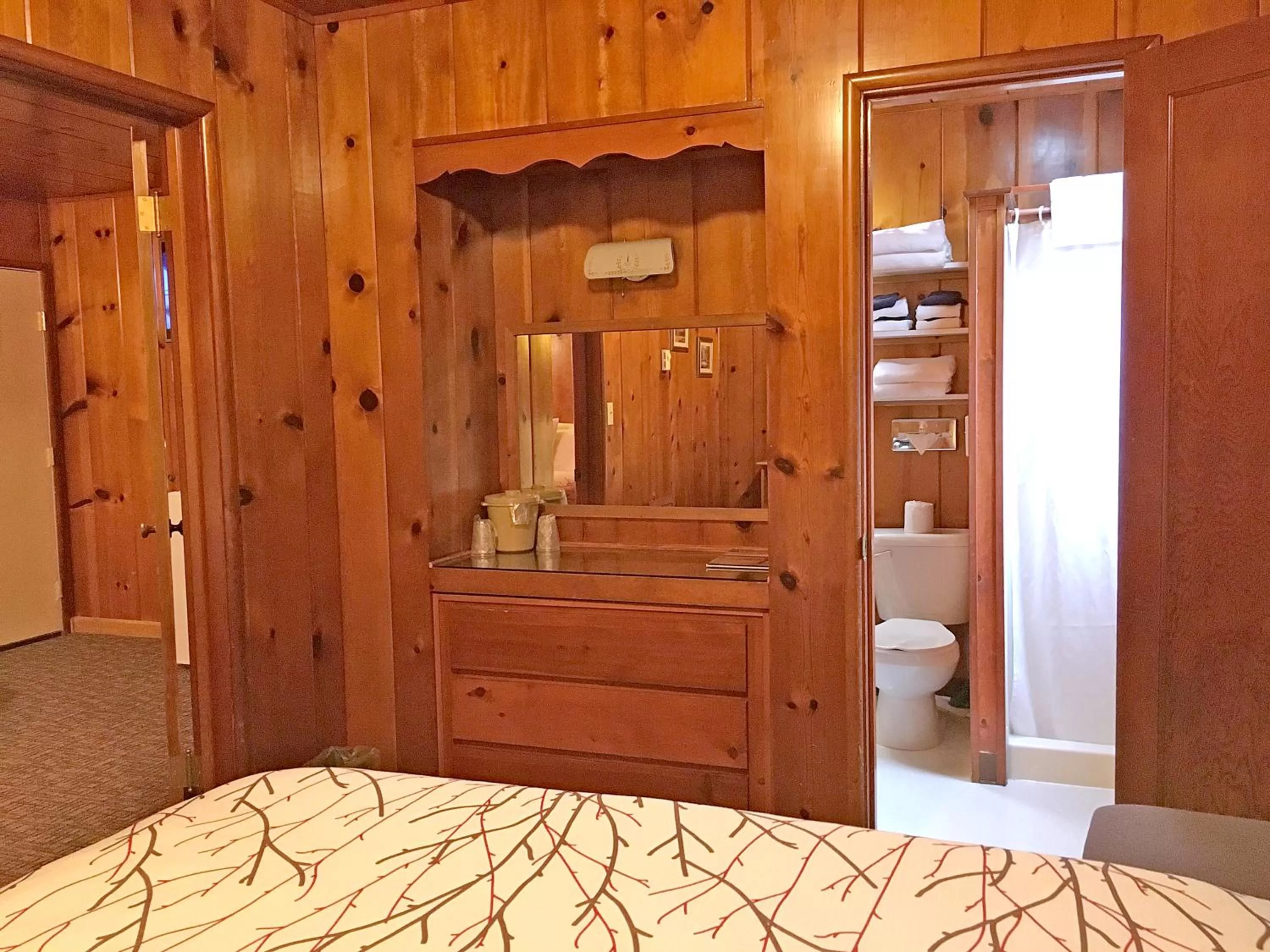 Photo of the whole room, Bed in Park Motel and Cabins