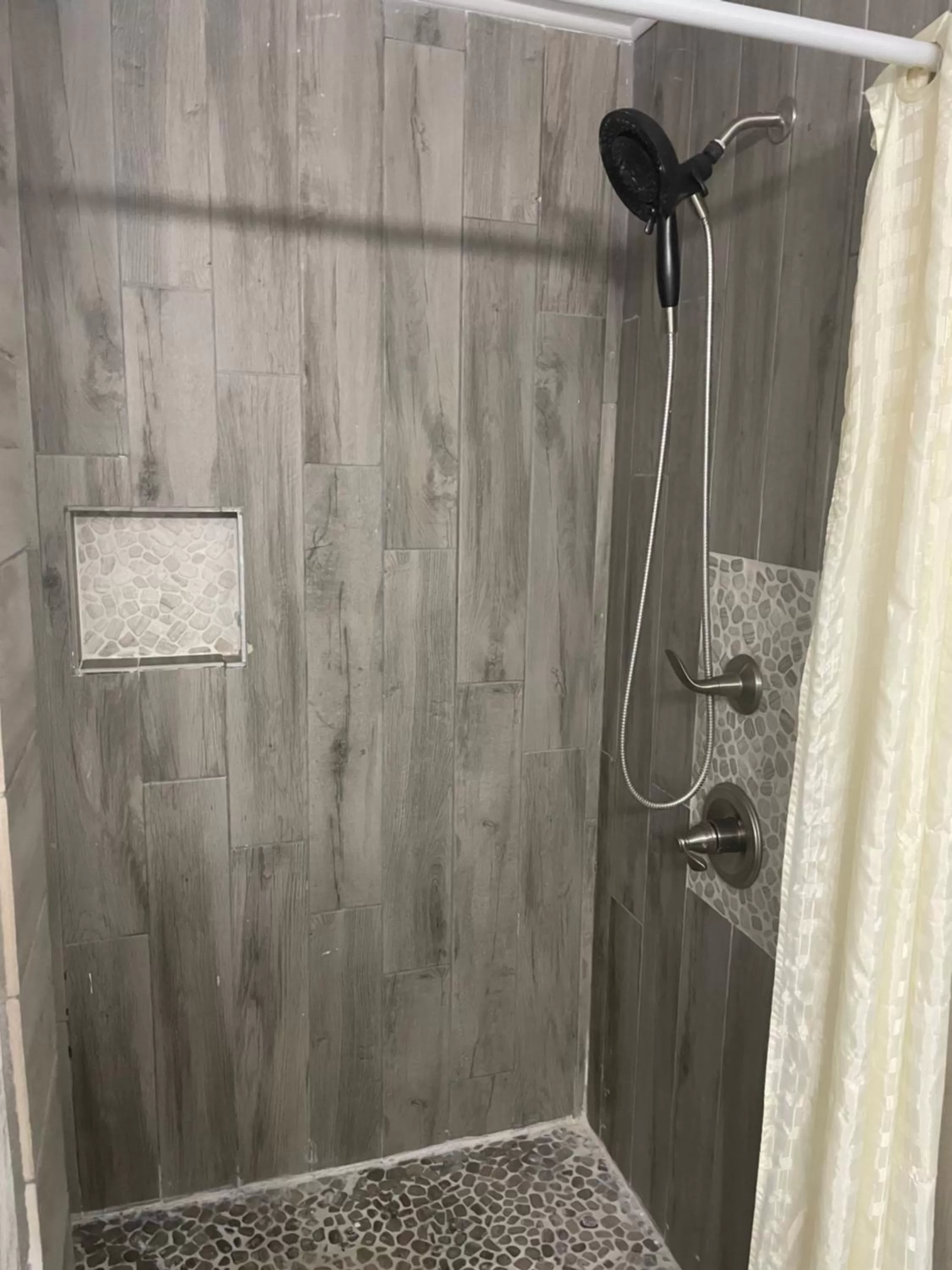 Shower in Ships Inn